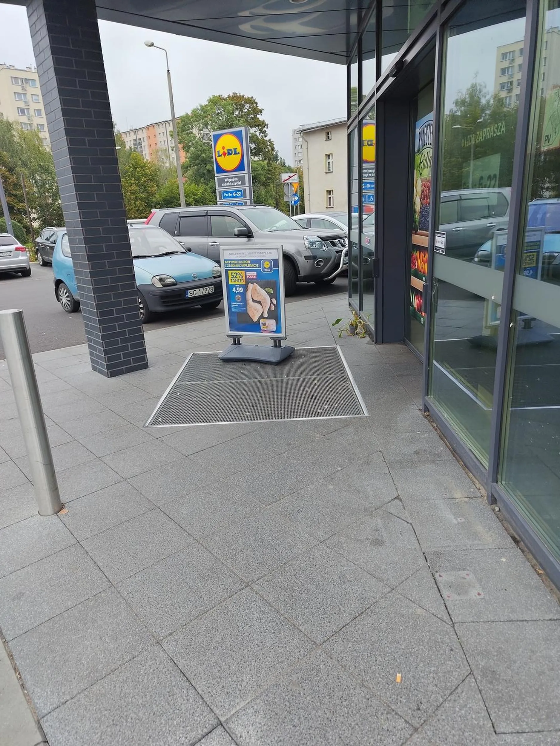 Ja rozumiem że promocja w Lidlu jest, ale można postawić się kulturalne w liniach. Proszę nauczyć się parkować.