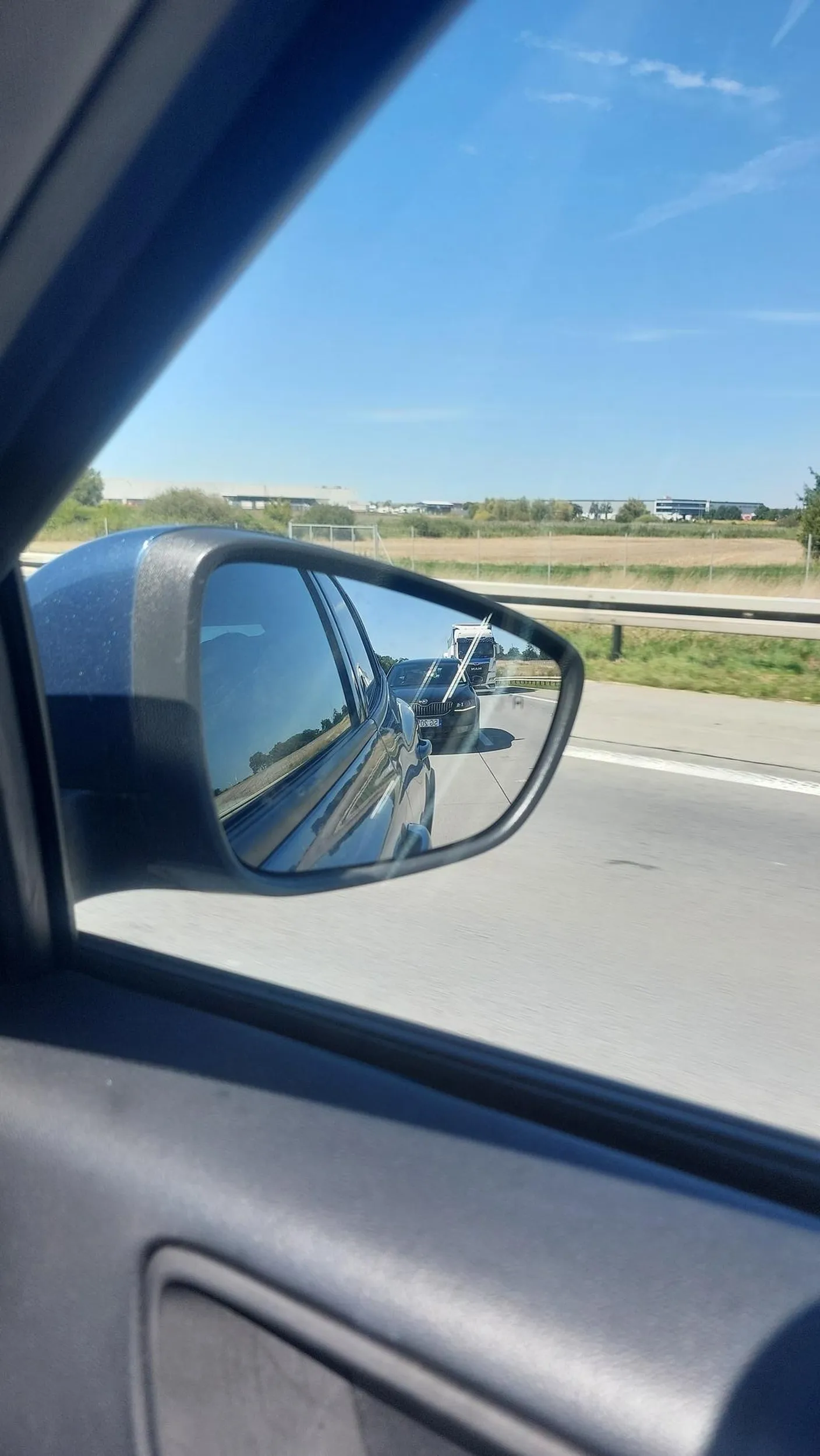 Nie pozdrawiam bmkarza który jedzi środkiem drogi na waskiej drodze pelnej tirow kiedy z przodu jąda ciągimm, stwarzając zagrażonie na drodze. Ogarnij się człowieku bo jedziesz jak spierdolina xd