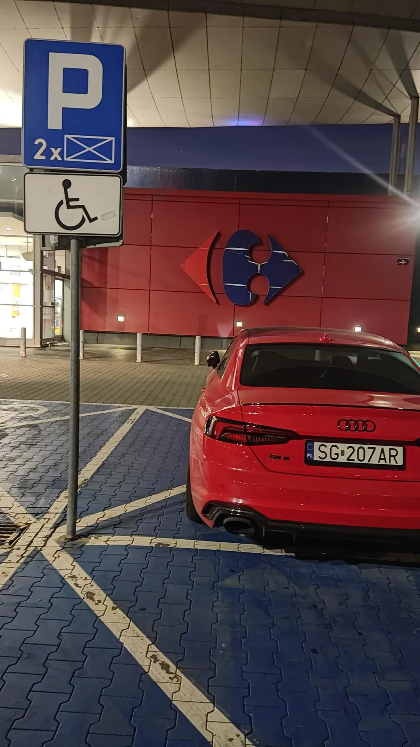 Zajął miejsce dla inwalidów, a identyfikatora brak. Nie oceniam po sprawności kierowcy, aczkolwiek no nic nie było za szybą.