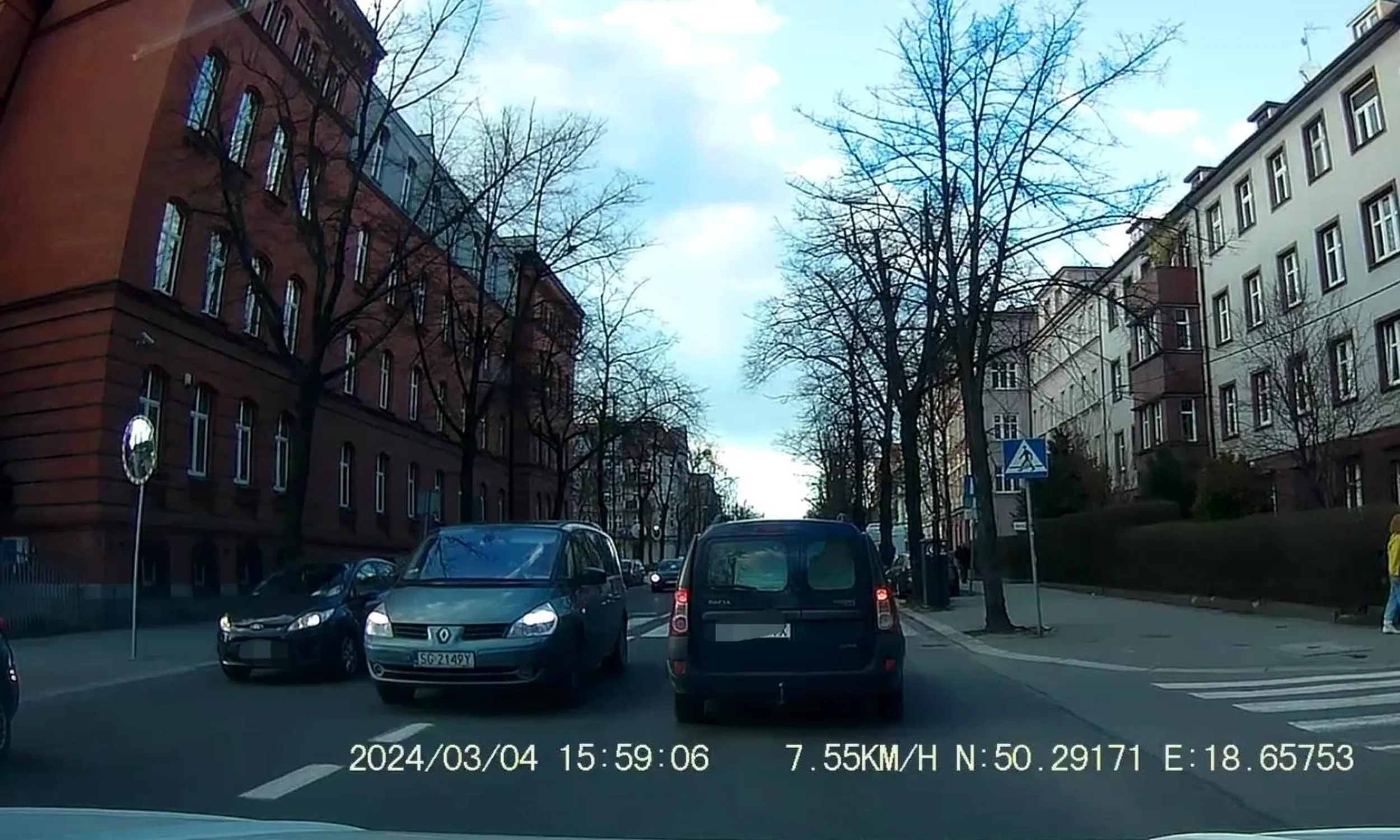 No deeebil. Wyprzedza na przejściu dla pieszych i na skrzyżowaniu, przez podwójną ciągłą... A inne samochody jechały, tylko wolno.