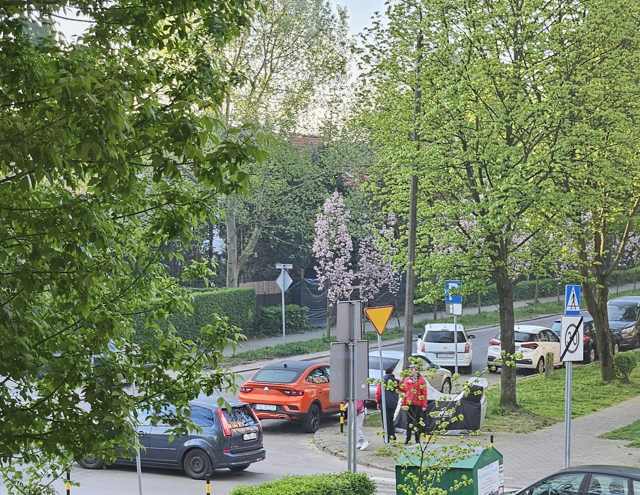 Samochód może i fajny ale kierowca prawo jazdy w chipsach chyba znalazł.
