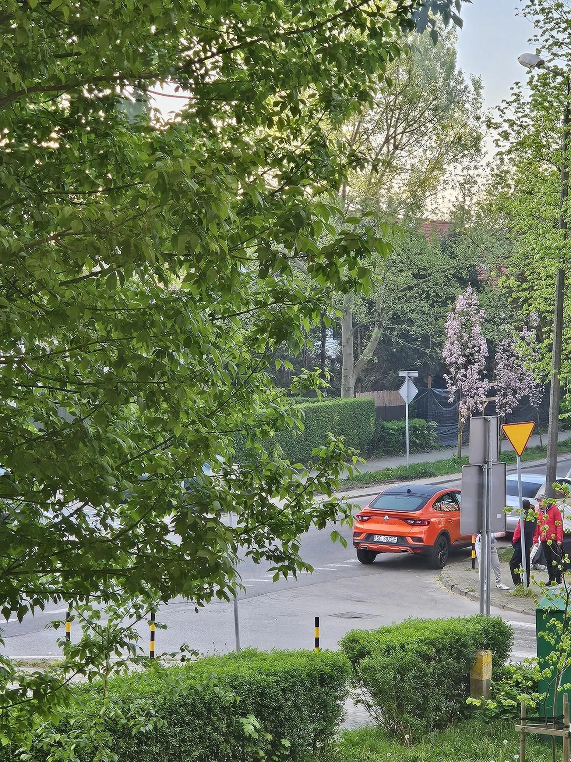 Samochód może i fajny ale kierowca prawo jazdy w chipsach chyba znalazł.