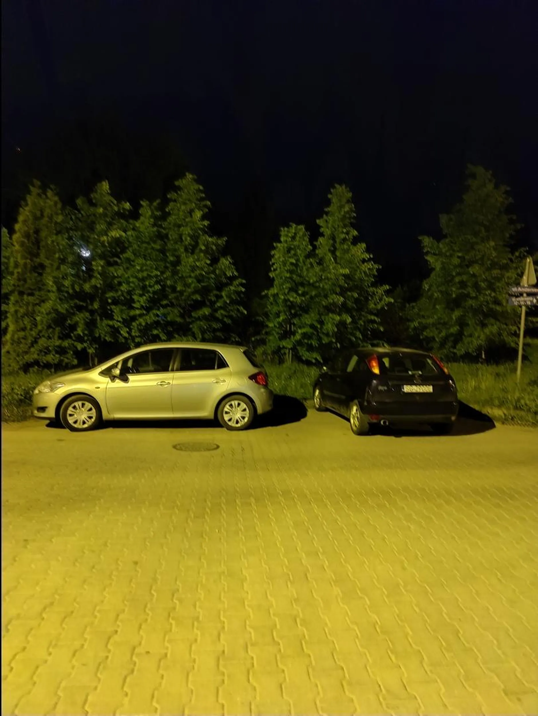 Naprawdę nie widzisz że tu powinno stać się prostopadle? Normalnie stoją tam 3 auta, od kiedy ty tam stajesz to mieszczą się tylko 2. Może stan na środku?