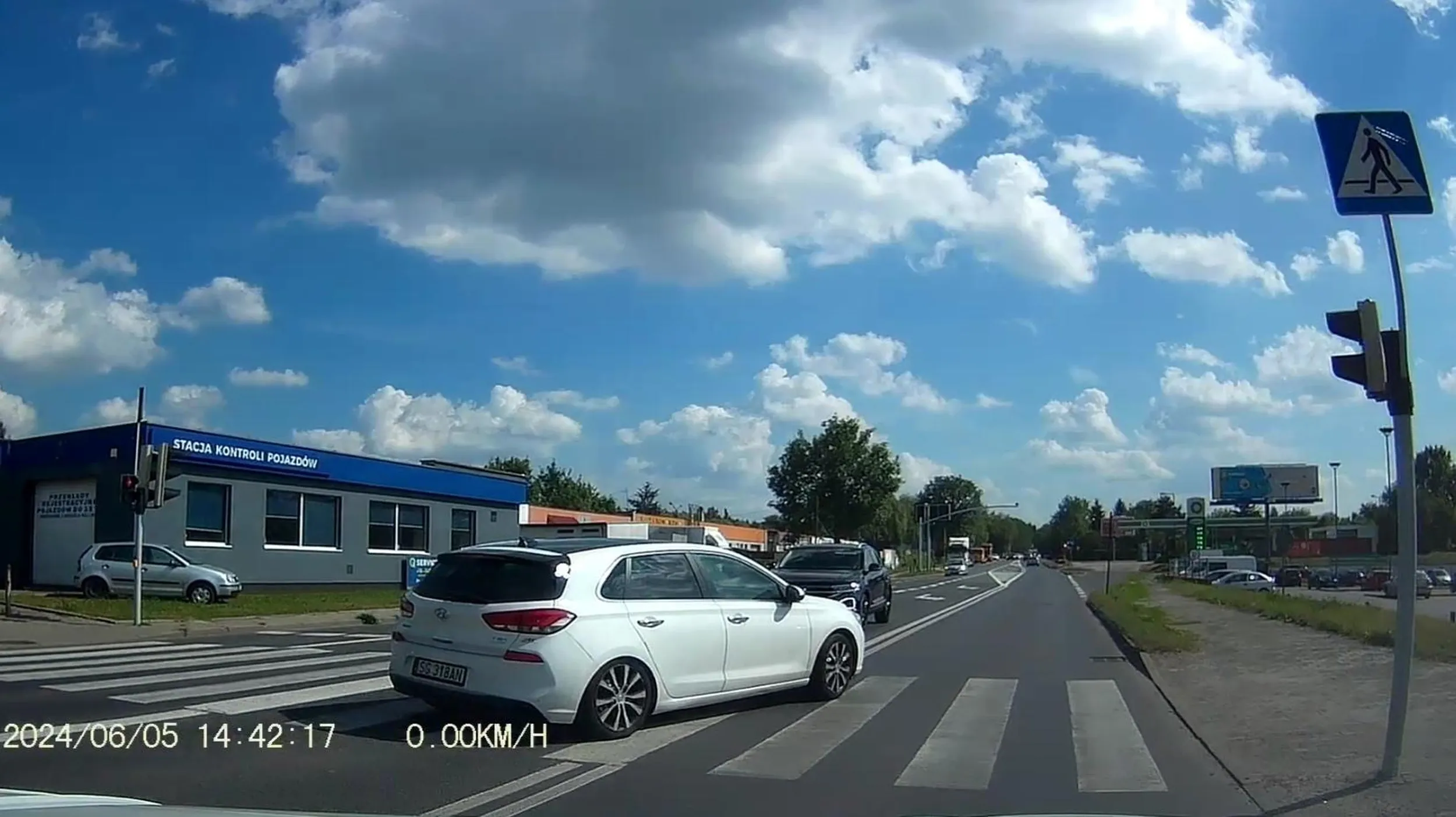 Wymusza pierwszeństwo, przejeżdża po powierzchni wyłączonej z ruchu i po liniach ciągłych, przekracza dozwoloną prędkość w terenie zabudowanym... Oklaski!