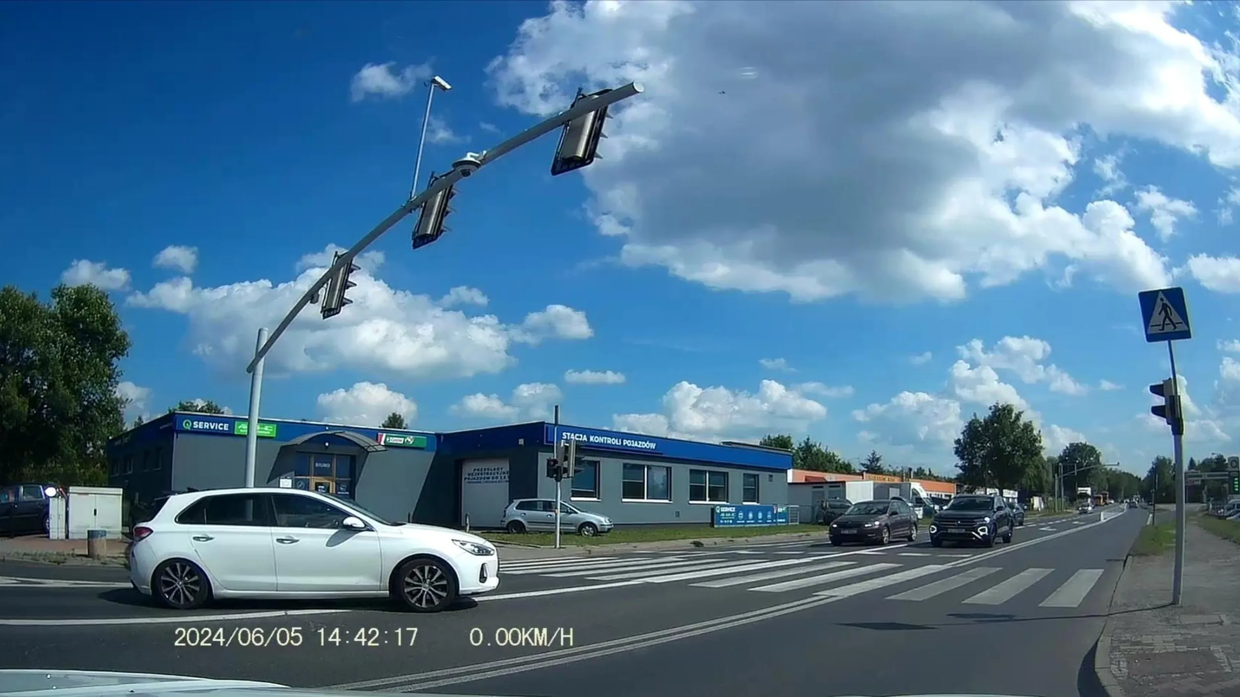 Wymusza pierwszeństwo, przejeżdża po powierzchni wyłączonej z ruchu i po liniach ciągłych, przekracza dozwoloną prędkość w terenie zabudowanym... Oklaski!