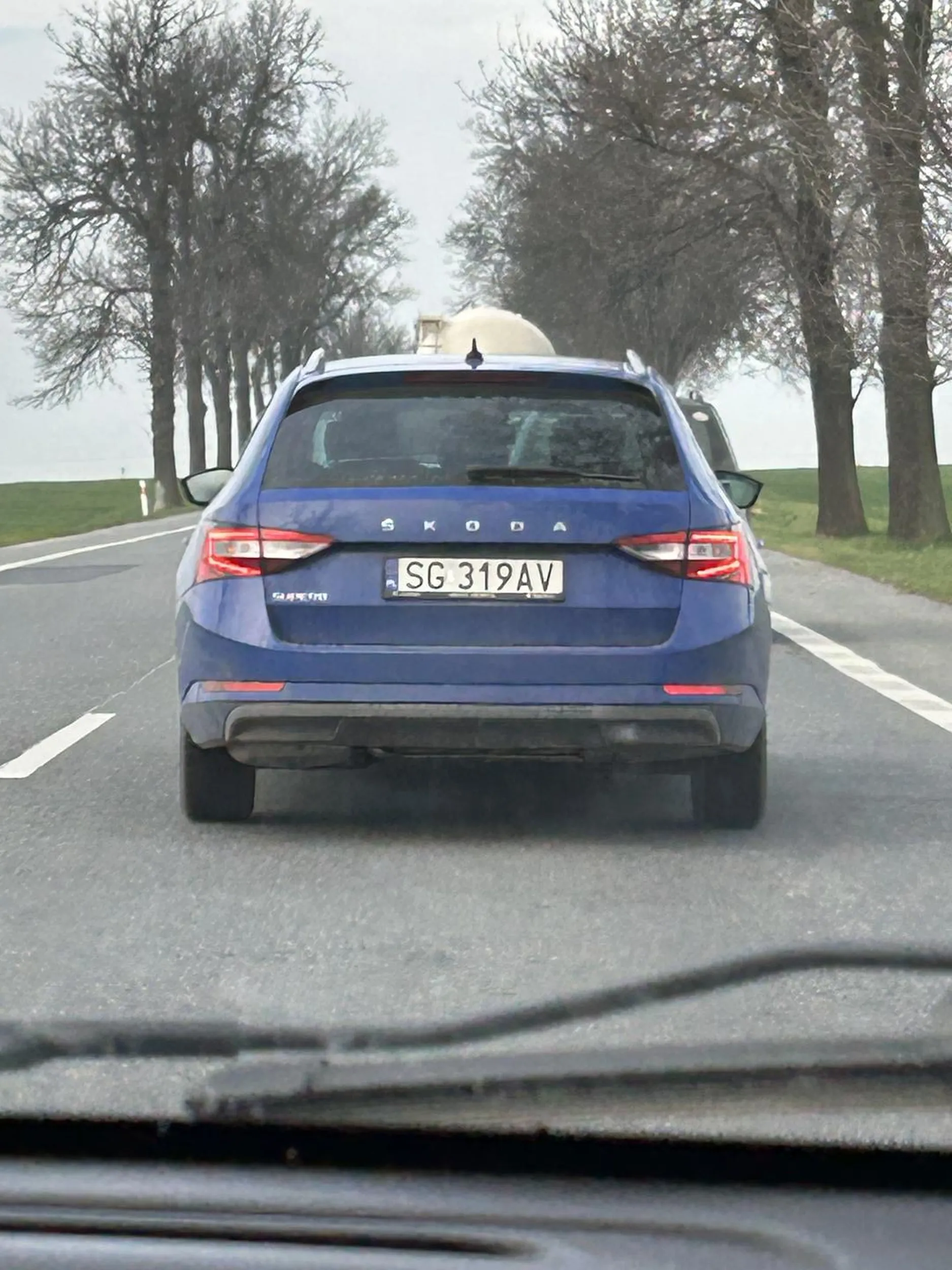 Jakiś spoceniec na siłe wyprzedzający po kilka aut, przez co prawie wjechal na czołowe z ciężarówką, gdyby nie to, że tamta zjechała na awaryjny