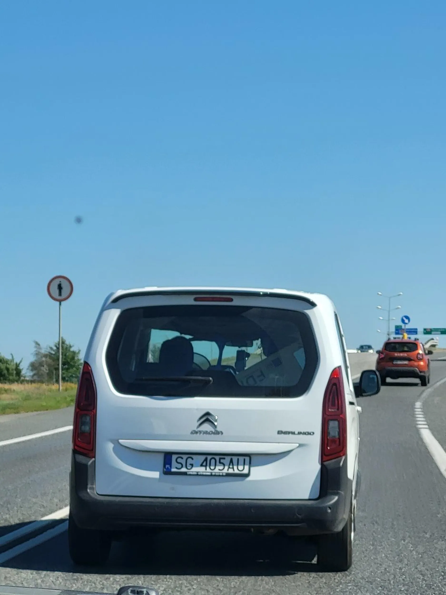 Nieobliczalny pan który swoim bezmyślnym zachowaniem by skasował bok samochodu i spowodował niebezpieczną sytuację na drodze.
