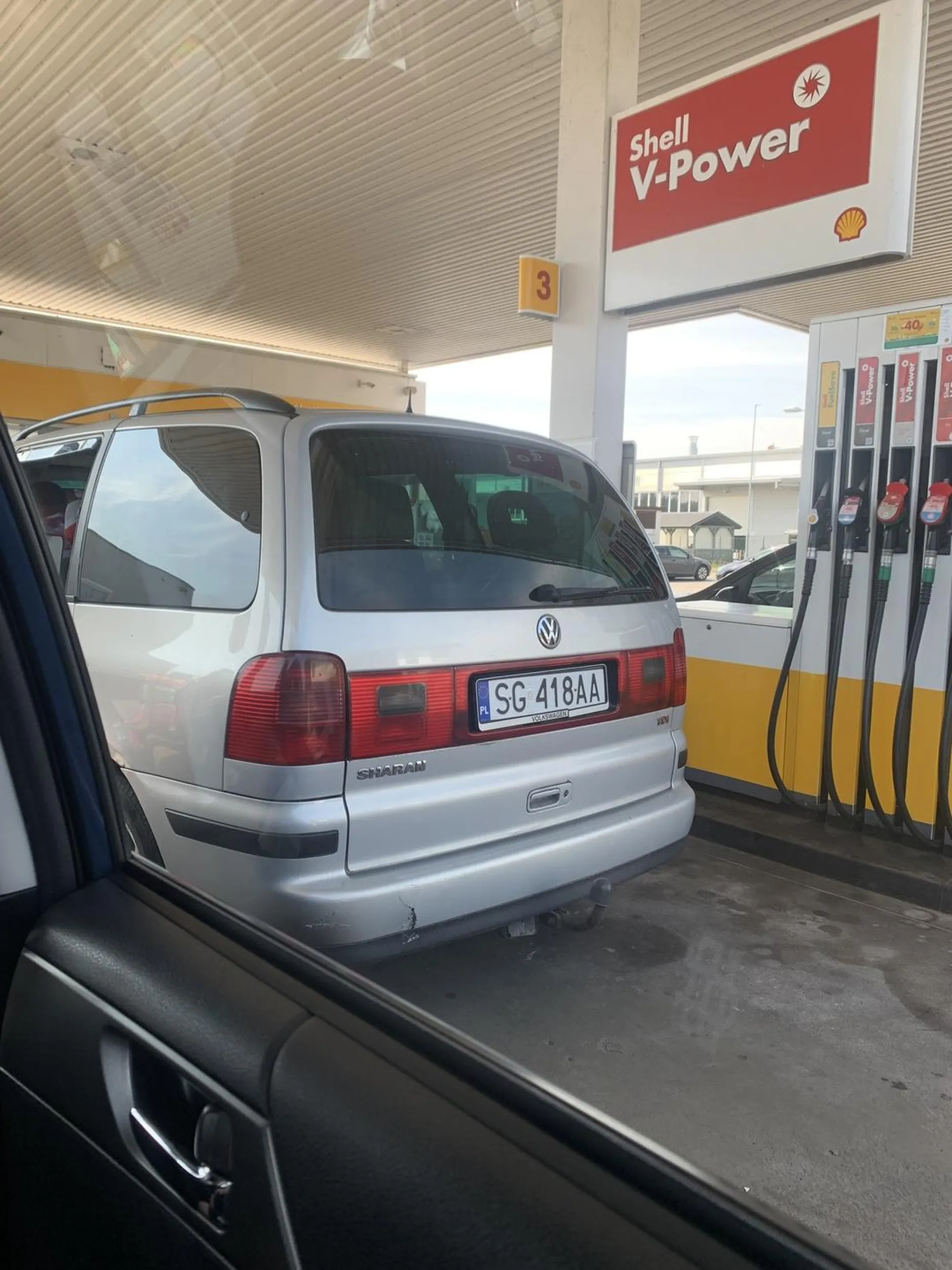 Zaparkował jak sierota i blokuje dostęp na stacji benzynowej