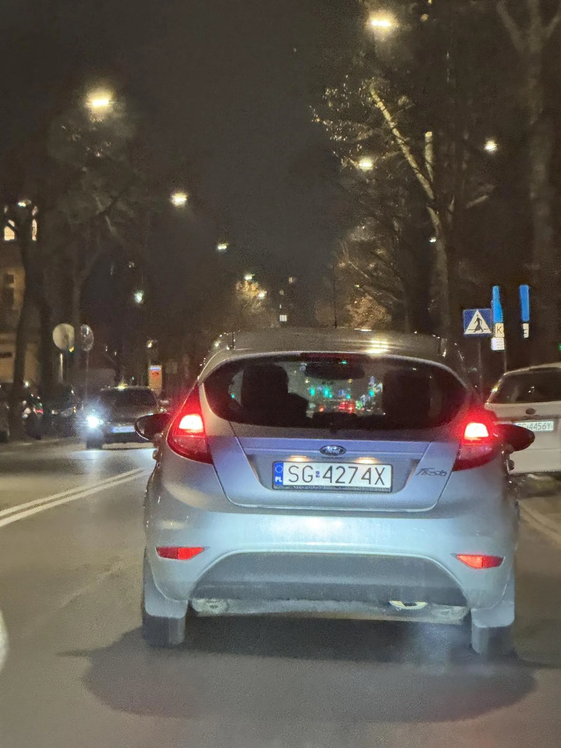 Za kierownicą przysłowiowa Grażyna. Wyjeżdżając z sygnalizacji  nie patrzy się i niebezpiecznie wymusza pierwszeństwo. Unikać!!