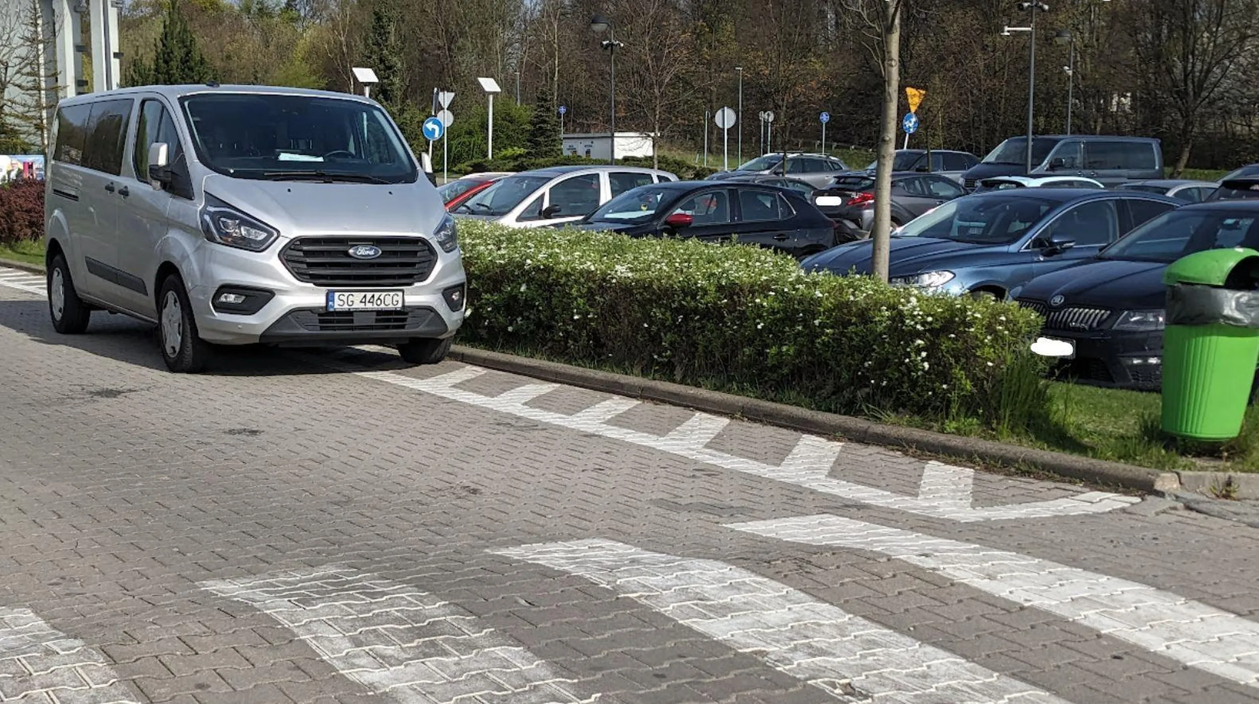 Na parkingu sporo wolnych miejsc. Ale oczywiście lepiej stanąć przed przejściem i zasłaniać widoczność.
