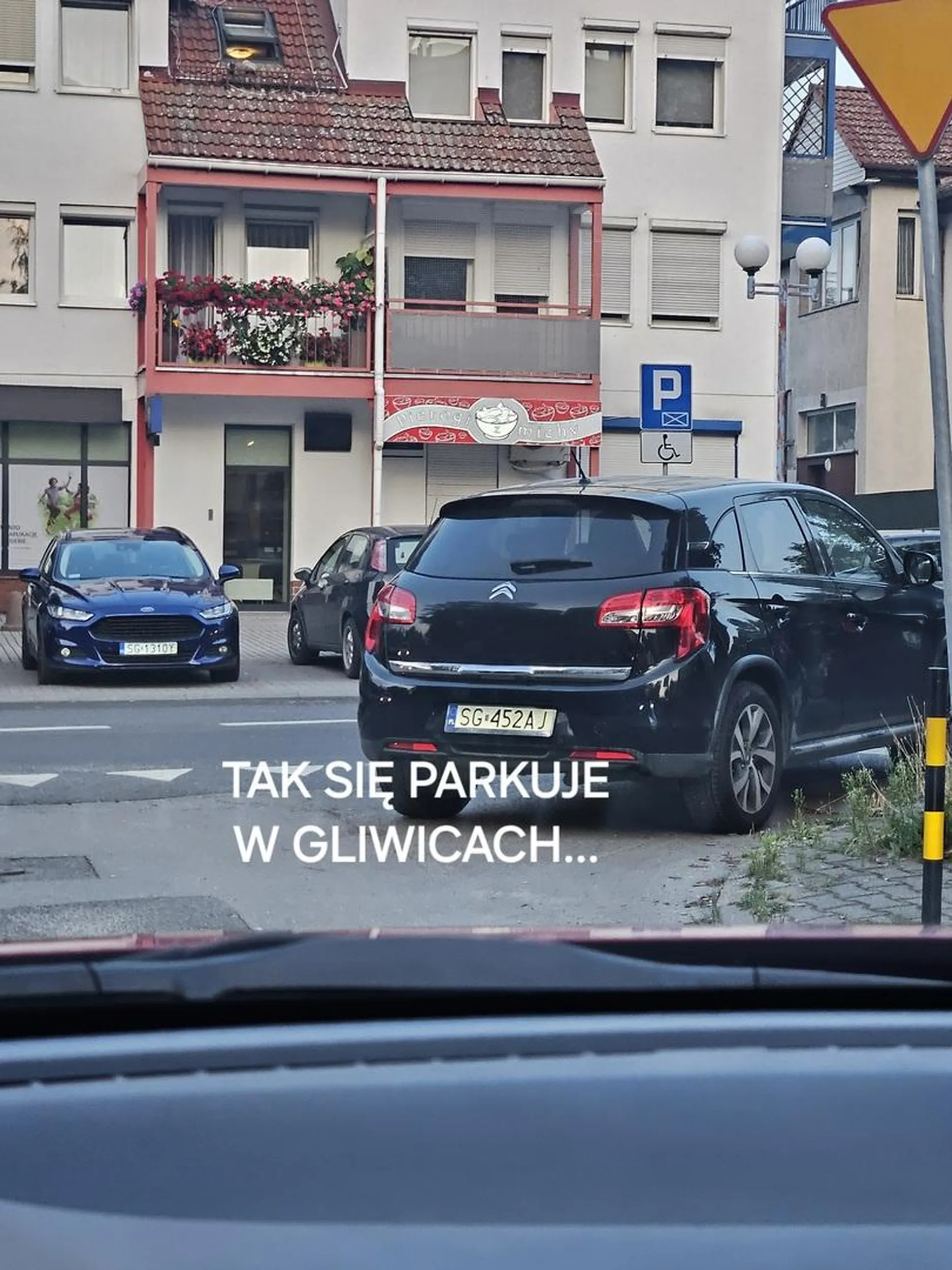 Ja tylko na chwilę do bankomatu. Nieważne, że wyjazd z ulicy zastawiony... Prawo jazdy chyba w chipsach znalezione