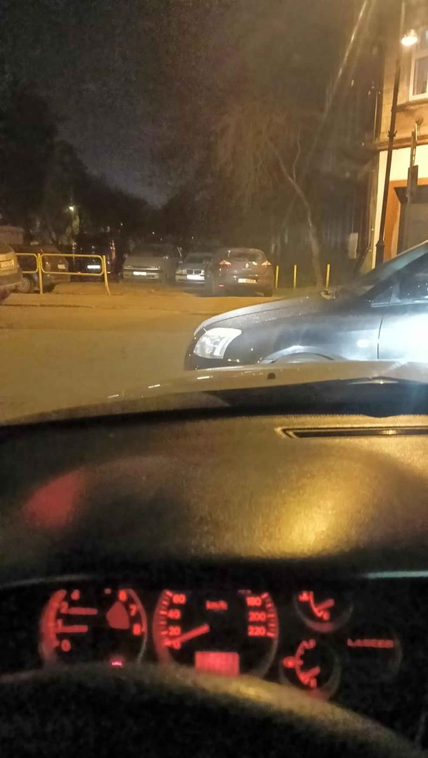 Polecam udać się na korektę wzroku lub nabyć okulary bo bramę widać nawet na środku drogi A pani by wypadało być mniej opryskliwa w stosunku do mieszkańców osiedla na którego wjeździe pani parkuje.