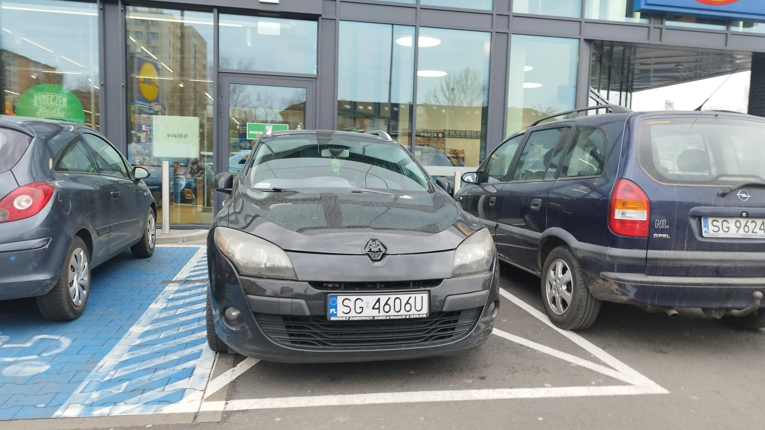 Parkowanie na kopercie i blokowanie wyjścia ewakuacyjnego.