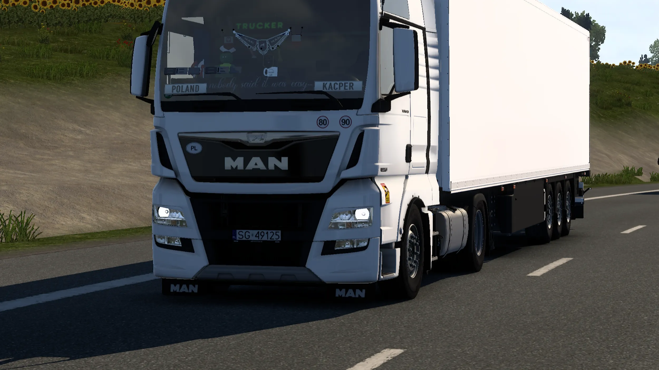 Nie pozdrawiam kierowcy z białego mana na gliwickich tablicach, który ciągnie białą chłodnie schmitz na niemieckich tablicach. Chłop jedzie 90km/h na 90, a potem specialnie zwalnia do 85km/h