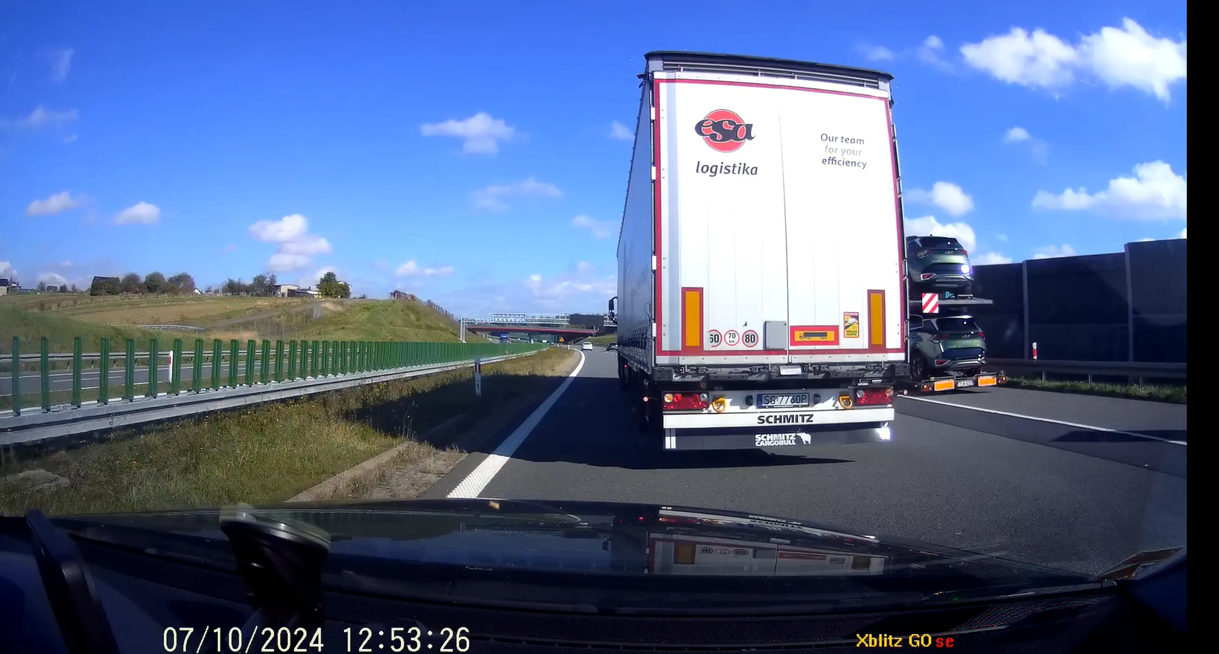 Ośle skończony, naucz się jeździć. Niby zawodowy a tępak. Nie wyjeżdża się pod maskę innym samochodom przy zmianie pasa ! Jak stoi ktoś na pasie awaryjnym to jest twój obowiązek zachować ostrożność a nie się wdupiać innym przed maskę! Mam nagranie z tego jak zajeżdżasz drogę łajzo i w stosowne miejsca to wyślę bo mogłeś mnie nawet zabić cymbale ! Białe Volvo FH SG 509CL z naczepą SG 7760P należące do ESA Logistik.