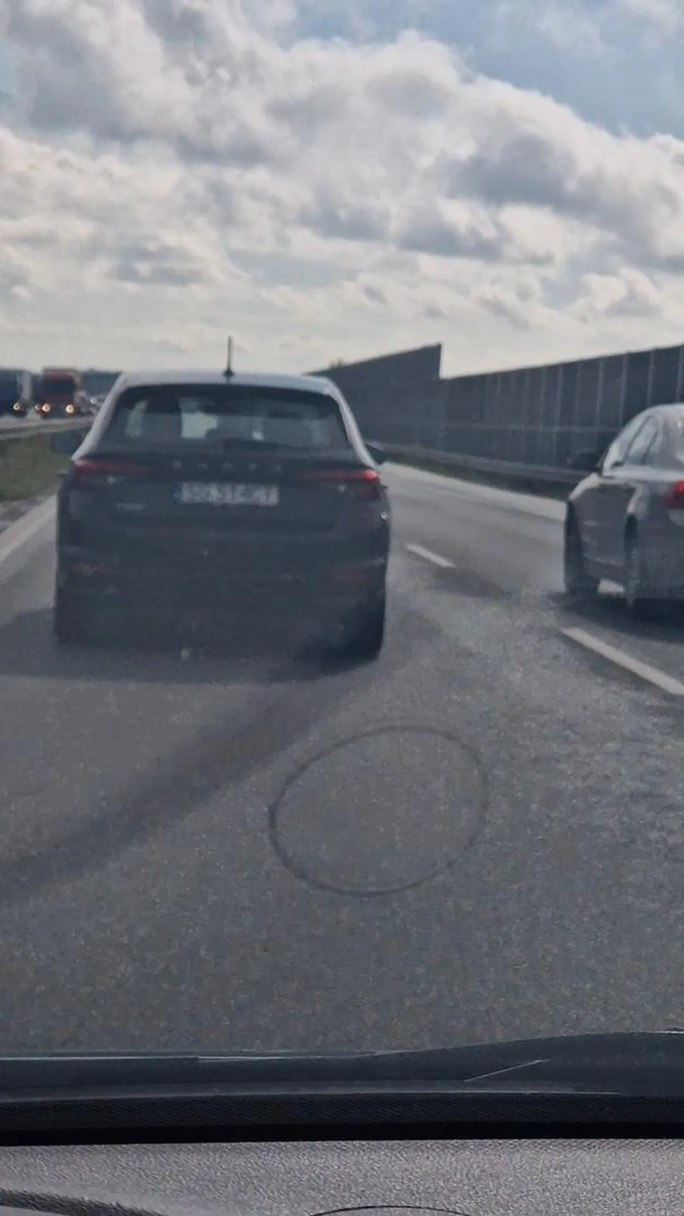 Król lewego pasa, stwarza zagrożenie na drodze! Nigdy nie wyprzedzam prawym pasem jak widać na załączonych zdjęciach lecz nie wszyscy są na tyle cierpliwi. Kierowco oddaj prawo jazdy!!