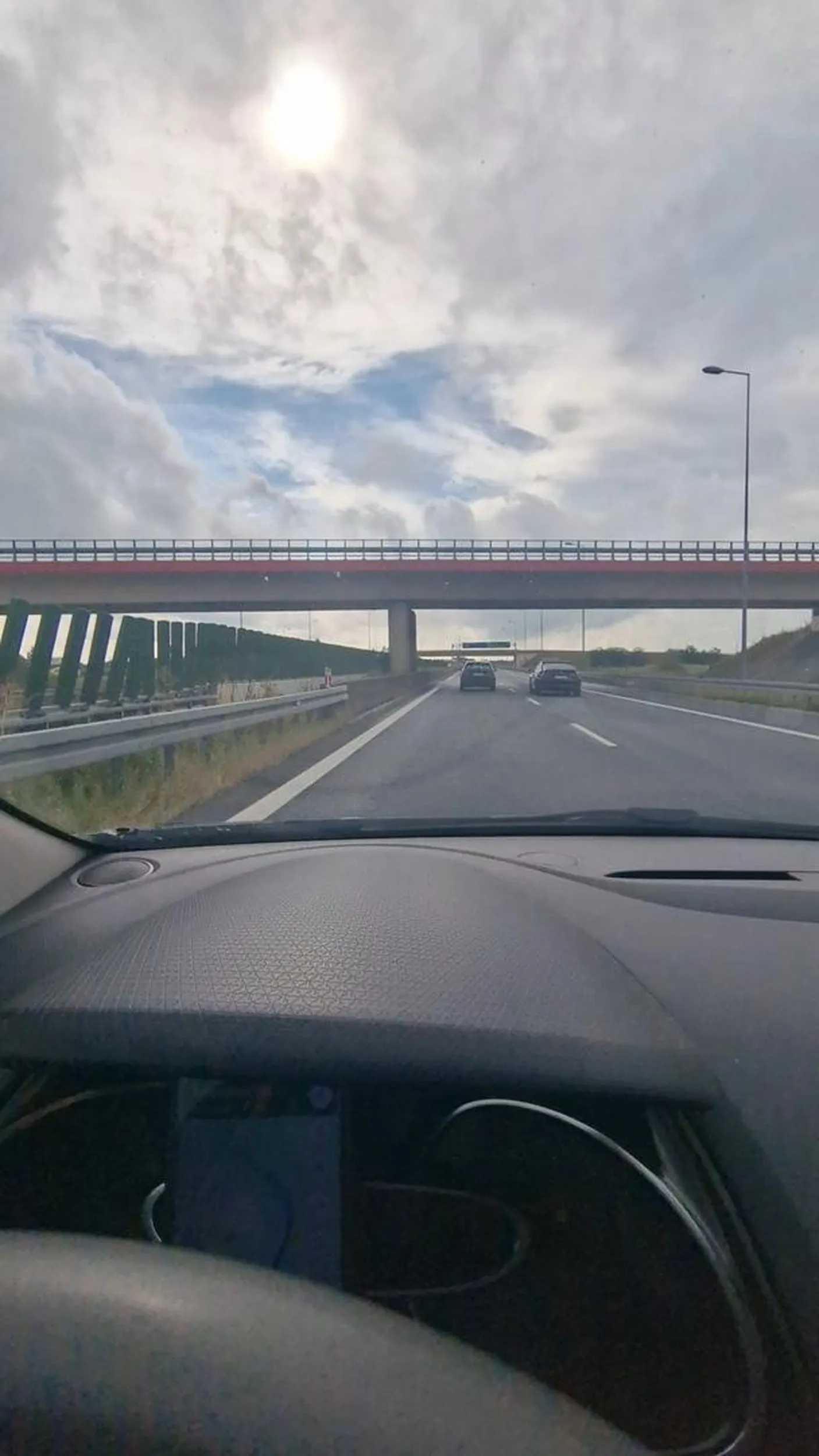 Król lewego pasa, stwarza zagrożenie na drodze! Nigdy nie wyprzedzam prawym pasem jak widać na załączonych zdjęciach lecz nie wszyscy są na tyle cierpliwi. Kierowco oddaj prawo jazdy!!