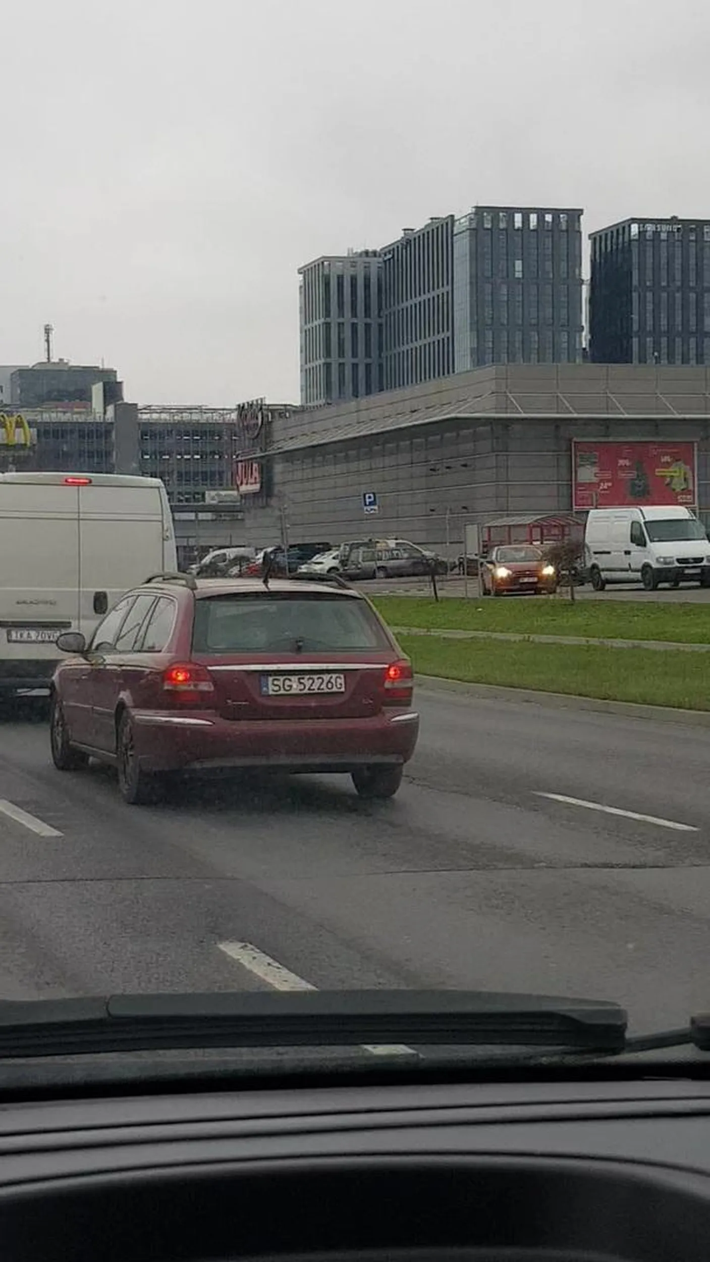 Je***y Kondonie jak Ci życie nie miłe to się zastanów przynajmniej nad innymi xd Nagranie z kamery trafi tam gdzie trzeba A Ty przemyśl sobie zachowanie bo tym swoim żęchem to jedyne co możesz to na złom pojechać,  nie pozdrawiam.