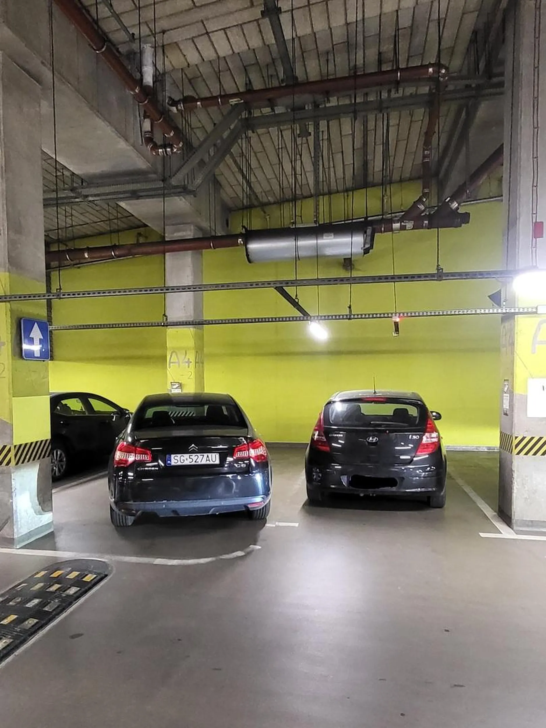 Poniedziałek, godzina po otwarciu galerii katowickiej, pół parkingu puste, a już znalazł się mistrz parkowania nie rozpoznający miejsc parkingowych i mający w dupie utrudnianie wyjeżdżania innym. Zdjęcie jest zrobione obiektywem szerokokątnym dlatego może wydawać się że jest wystarczająco miejsca ale w rzeczywistości musiałem się nieźle nagimnastykować żeby go nie zarysować podczas wyjeżdżania.