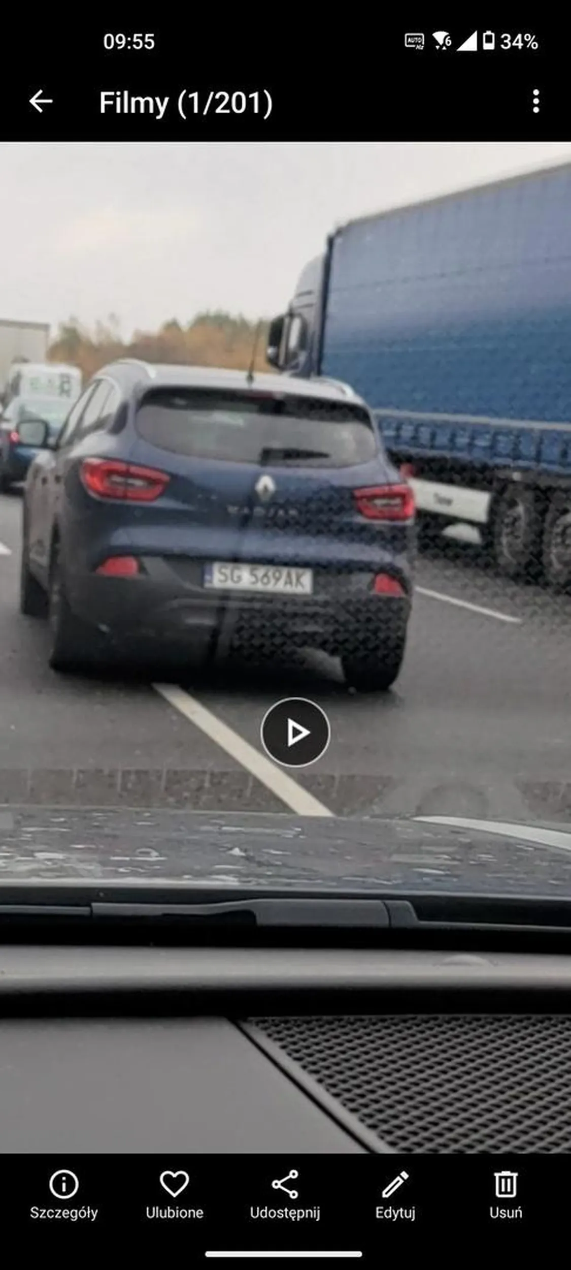 Na zwężeniu DTS pan nauczyciel blokuje lewy pas, tak aby nie dało się sprawnie przejechać.