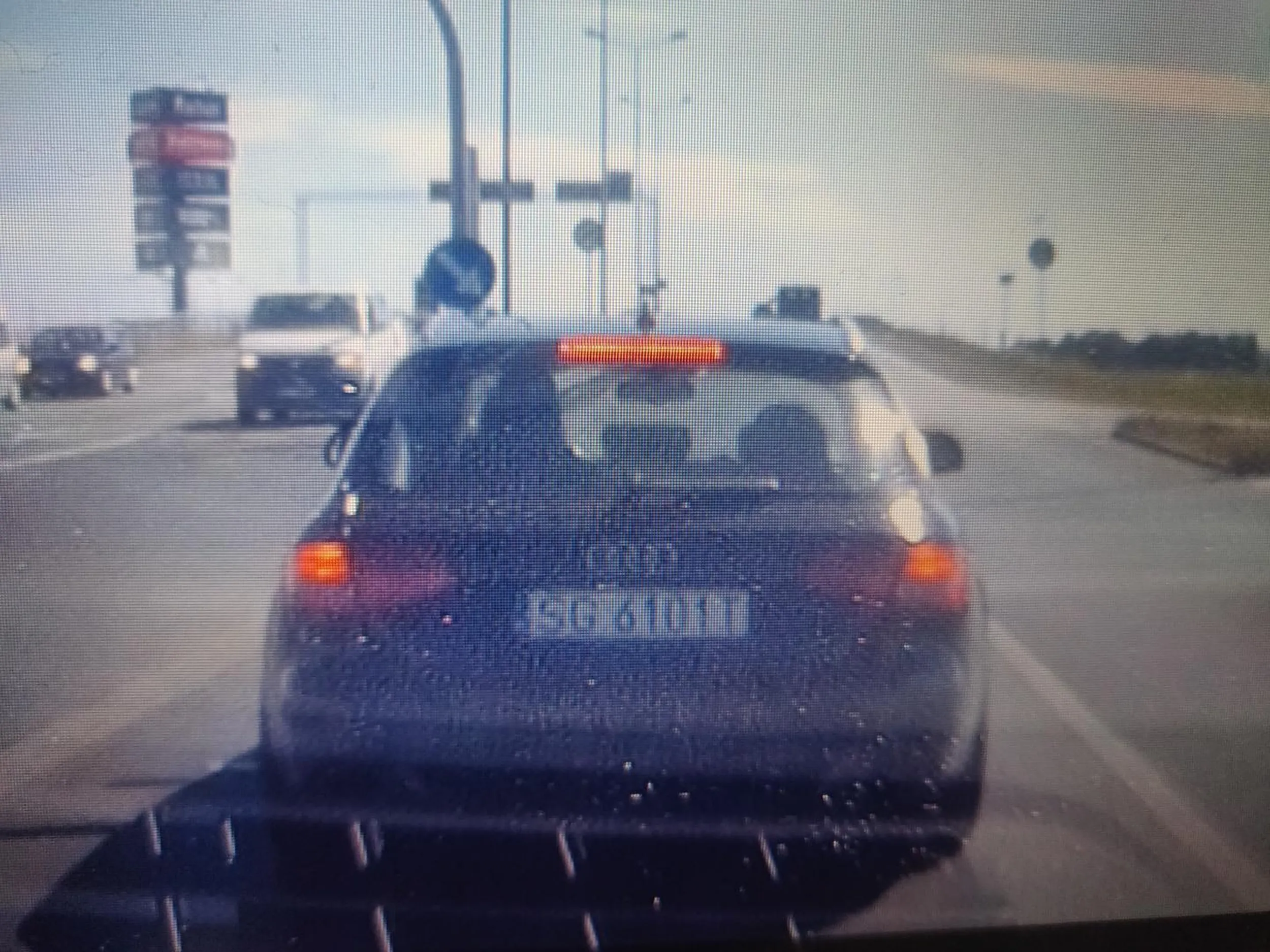 C*el robi sobie z dróg publicznych tor wyścigowy. Tak to już jest jak trzeba prędkością nadrabiać ego, przez posiadanie małego ptaszka. Radzę ci uważać gościu bo jesteś na radarze i to dosłownie :) a przy najbliższym spotkaniu resztę życia będziesz żuł gumę palcami :)