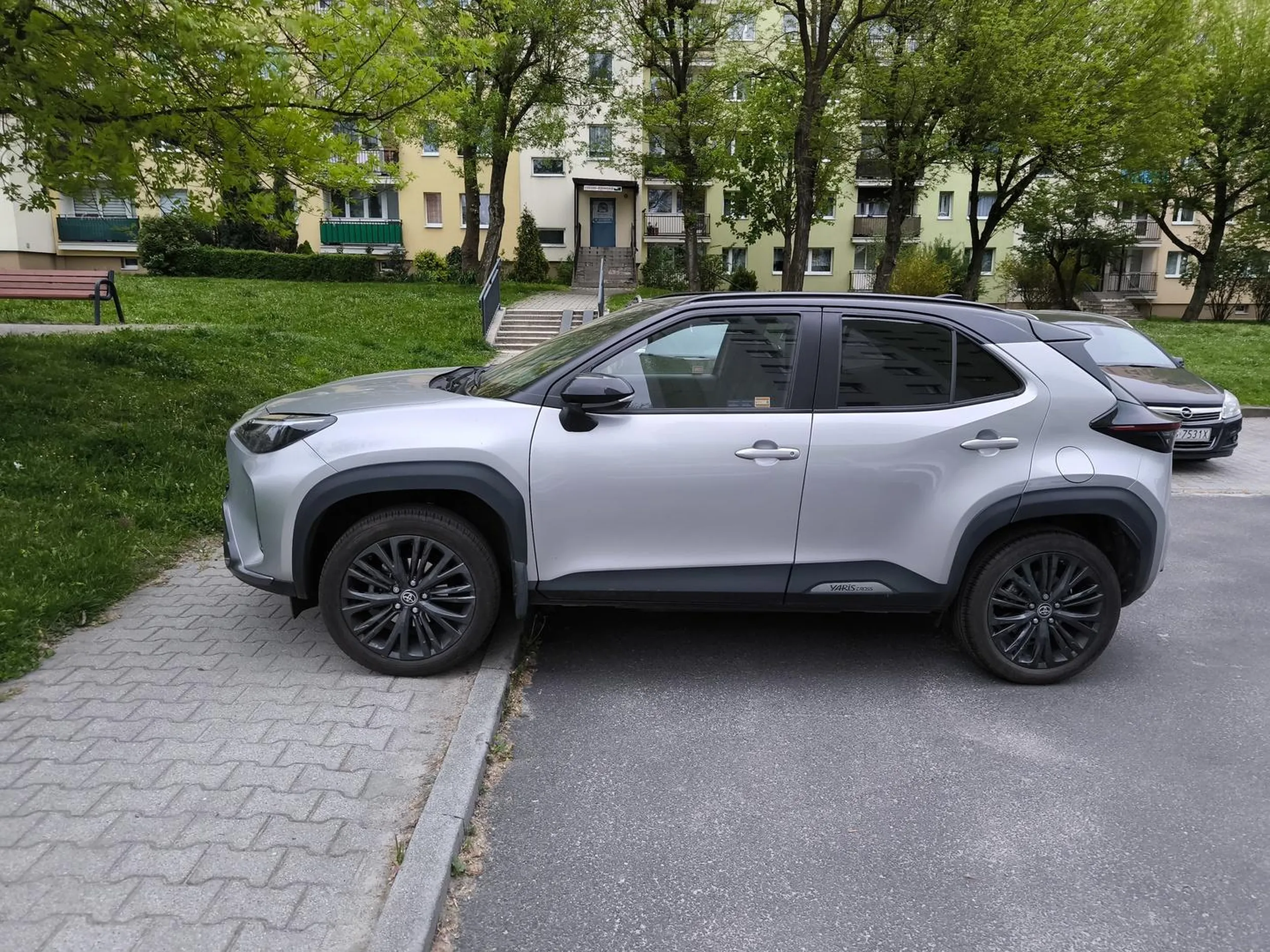 Oto kolejny bohater dzielnie walczący z nadmiarem wolnych miejsc parkingowych na ulicach! Parkowanie na chodniku to przecież nowy trend - kierowca zapewne liczy na to, że przechodnie docenią jego kreatywność i zdolność do tworzenia sztuki ulicznej. Następnym razem może spróbuje postawić swój samochód na dachu autobusu - to dopiero byłby wyczyn!