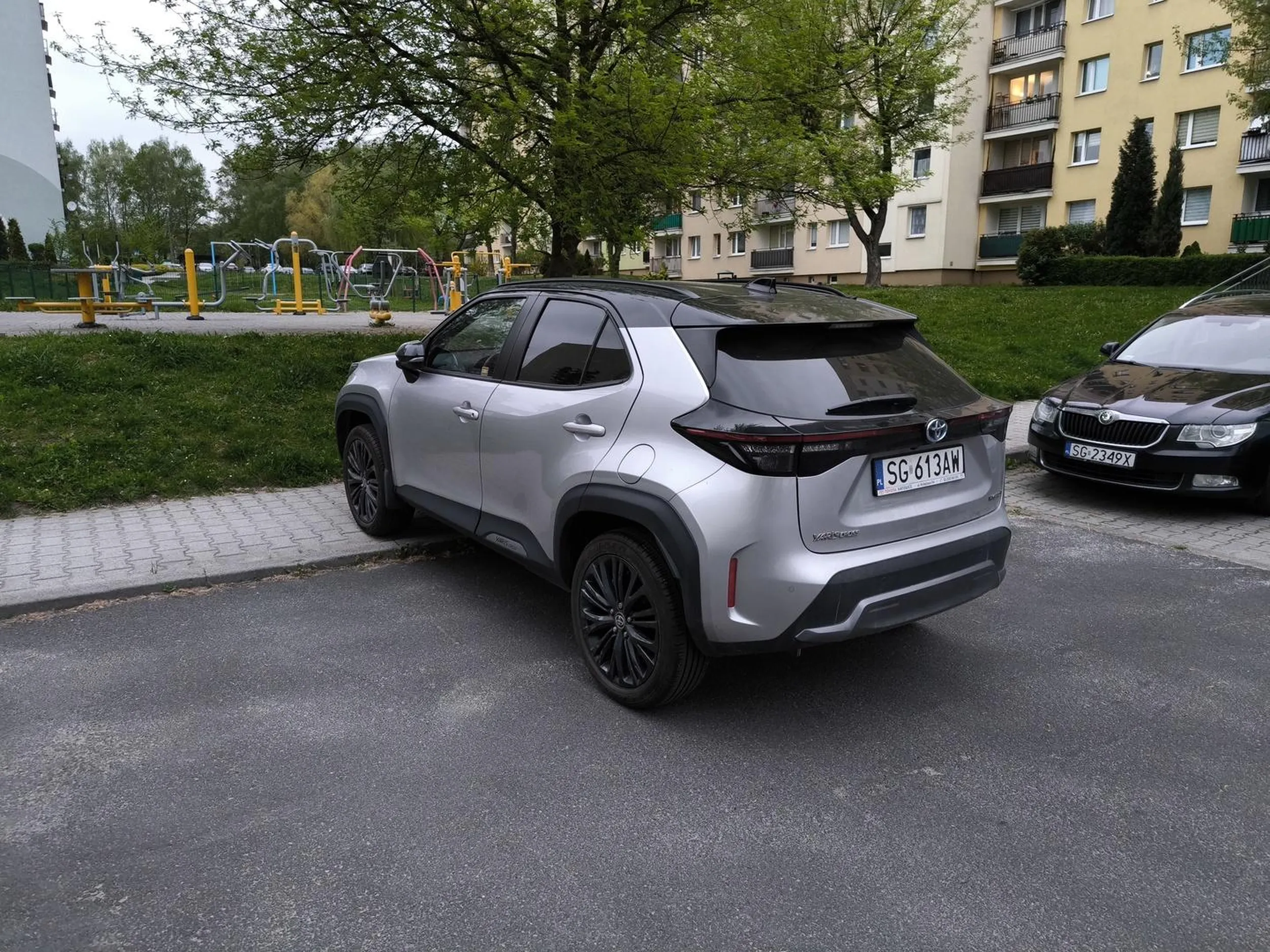 Oto kolejny bohater dzielnie walczący z nadmiarem wolnych miejsc parkingowych na ulicach! Parkowanie na chodniku to przecież nowy trend - kierowca zapewne liczy na to, że przechodnie docenią jego kreatywność i zdolność do tworzenia sztuki ulicznej. Następnym razem może spróbuje postawić swój samochód na dachu autobusu - to dopiero byłby wyczyn!