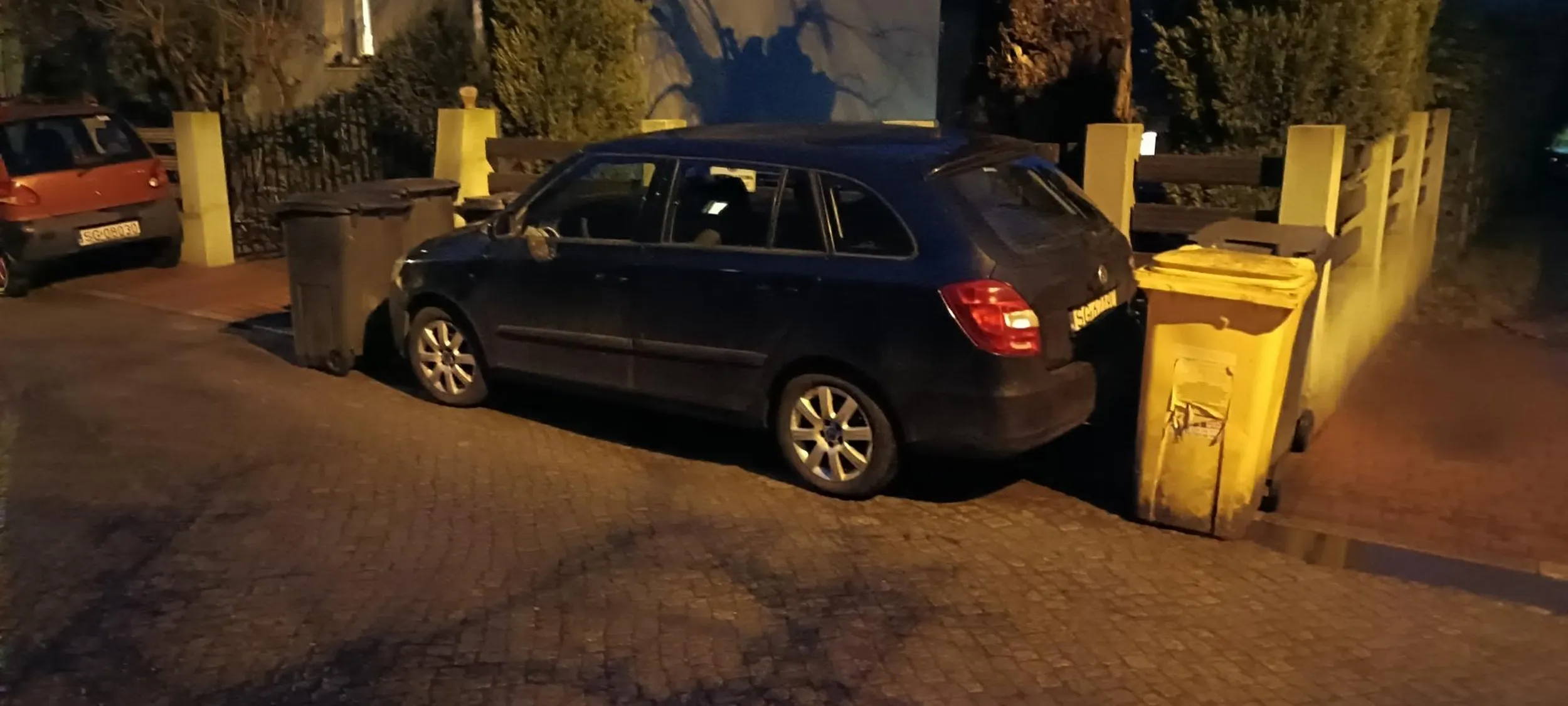 Kmiot nie rozumie, że ktoś płaci nie małe pieniądze za wywóz śmieci i śmieci ma nie wywiezione, bo hrabia musi stać w furtce . Rozumiem panów od wywozu, bo nie będą nad dachem mu kubłów taszczyć ?