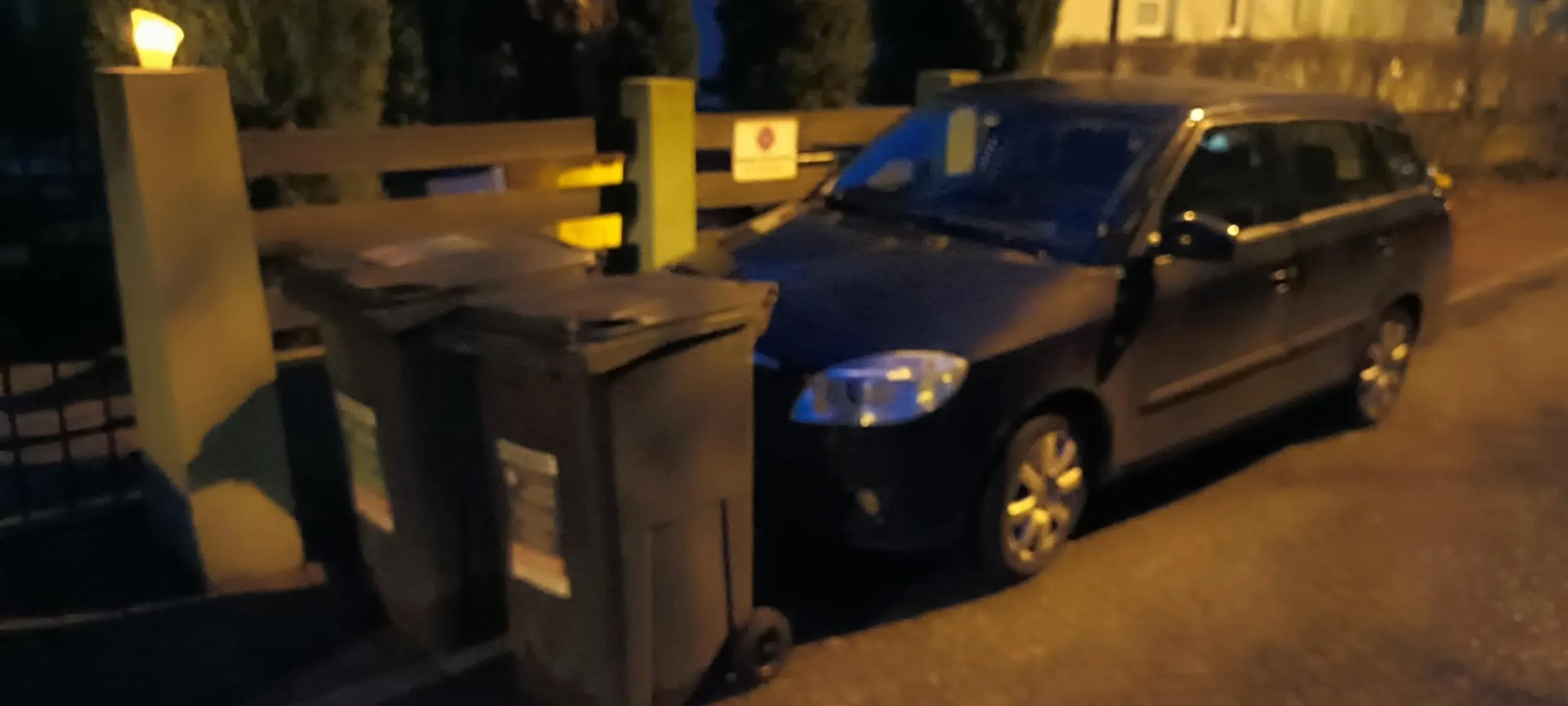 Kmiot nie rozumie, że ktoś płaci nie małe pieniądze za wywóz śmieci i śmieci ma nie wywiezione, bo hrabia musi stać w furtce . Rozumiem panów od wywozu, bo nie będą nad dachem mu kubłów taszczyć ?