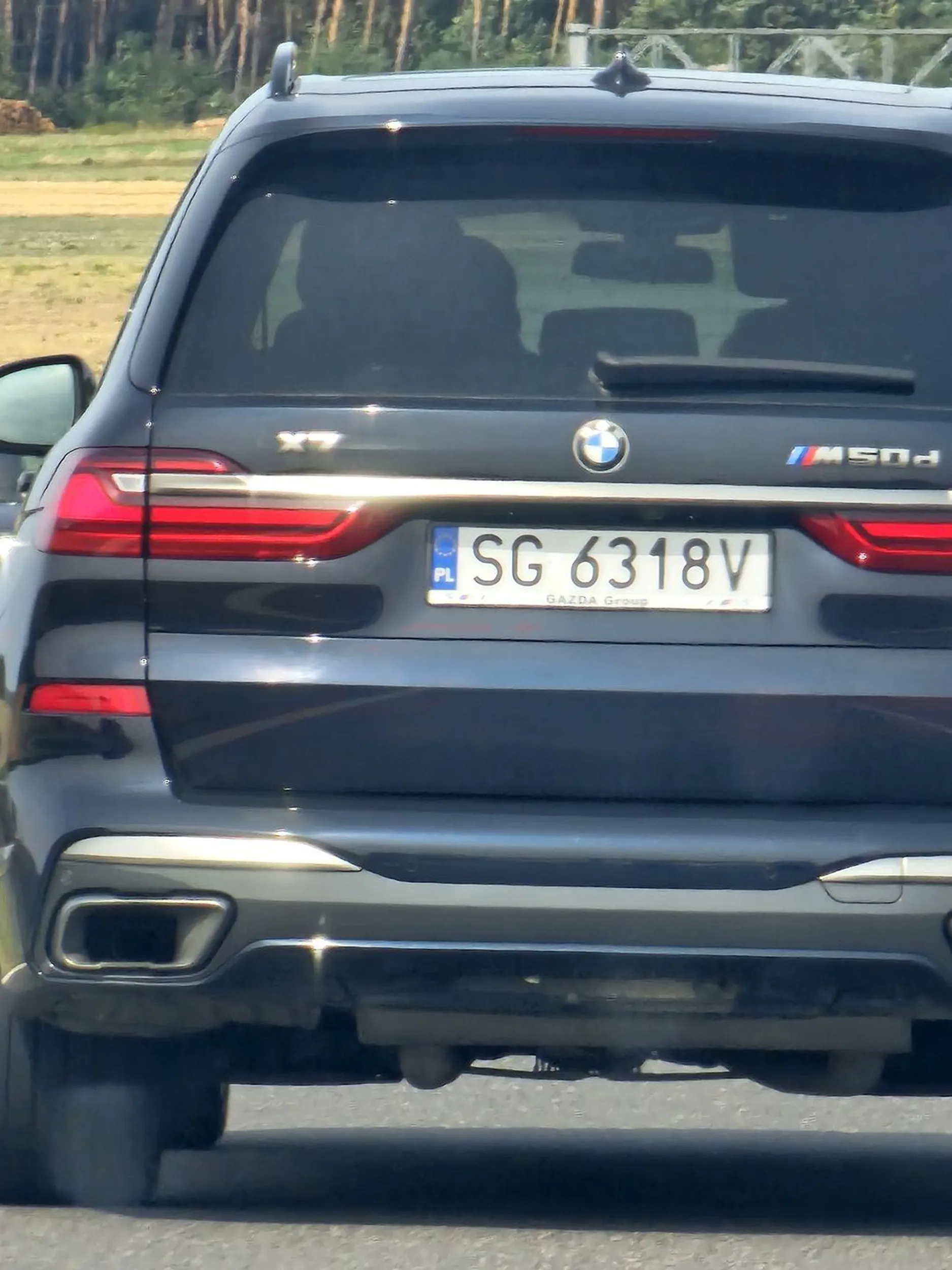 Mentalny syf, pruć się do ludzi jadących 150 po ekspresówce bo sam zapierdala 200. Oddaj prawo jazdy, a pasażerka jak nie jest chora psychicznie, niech rozpędzi się i porządnie barankiem w ścianę wjedzie. Nie pozdrawiam takiej ciemnoty drogowej.