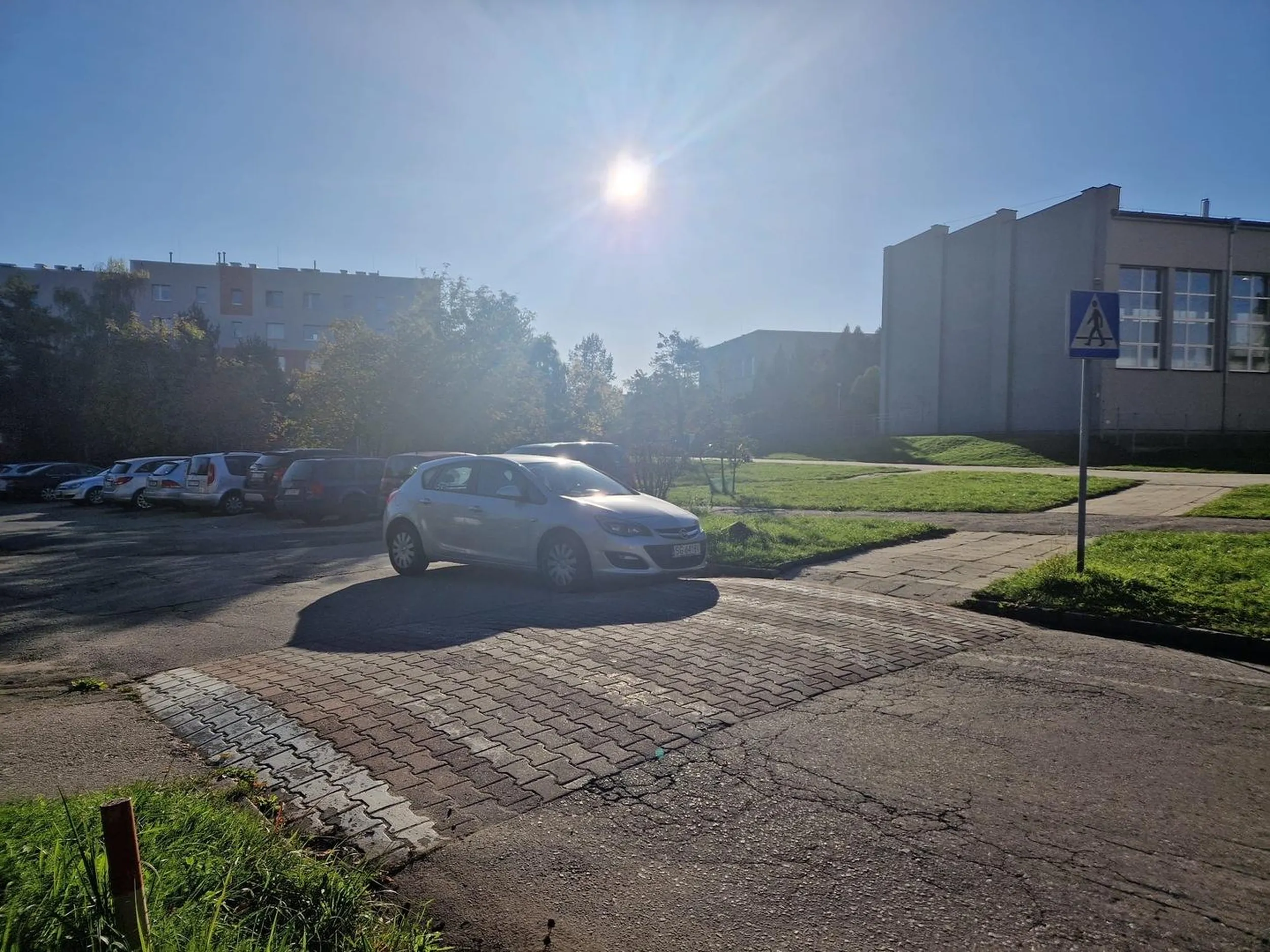 Gwiazda albo gwiazdor zaparkował auto bezpośrednio przed przejściem dla pieszych obok szkoły. Kto jej/mu dał prawo jazdy? Chyba w chipsach znalazł/a!