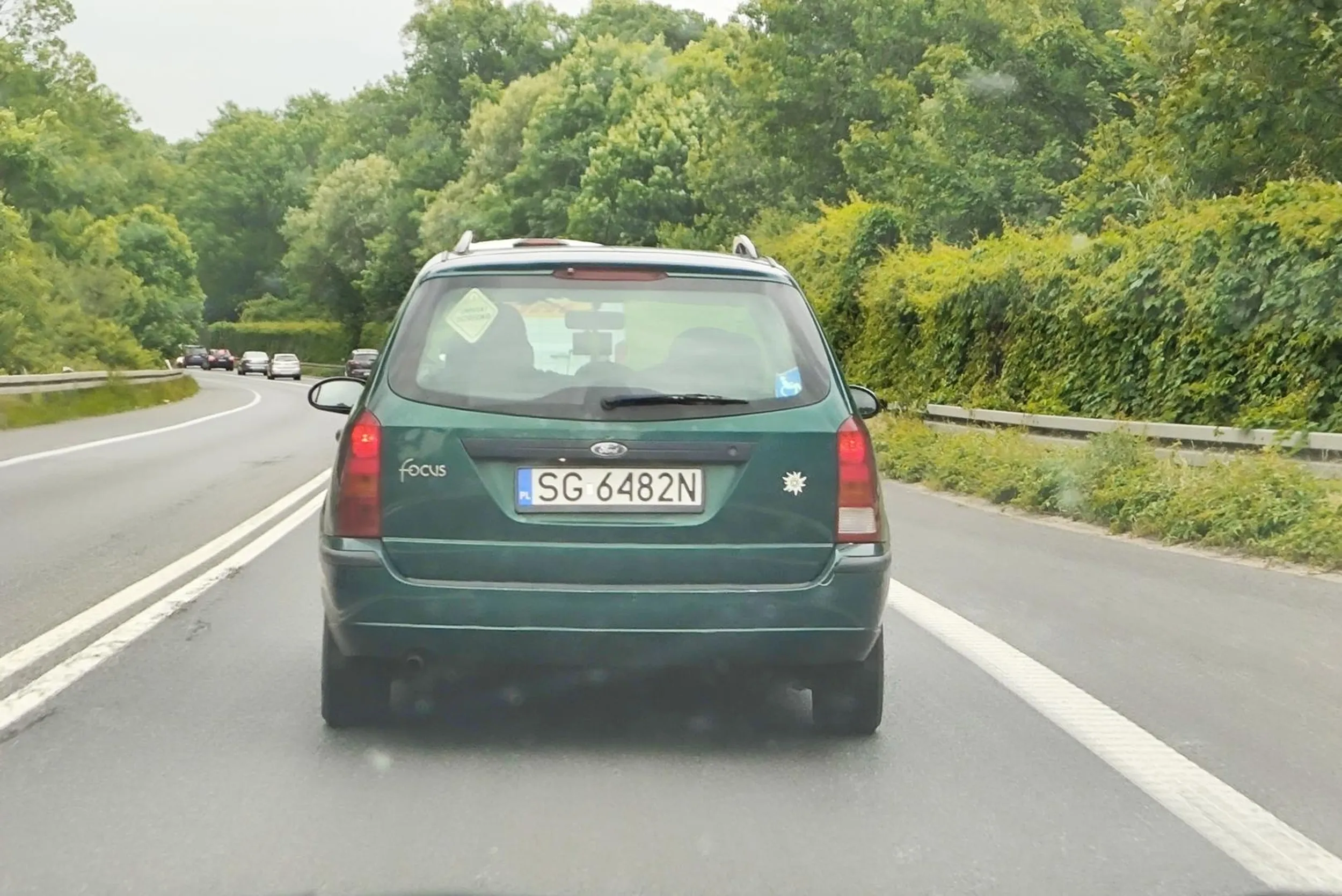 Śmieciarz, wyrzuca pety przez okno. Jeśli palisz w samochodzie to zainwestuj w popielniczkę.