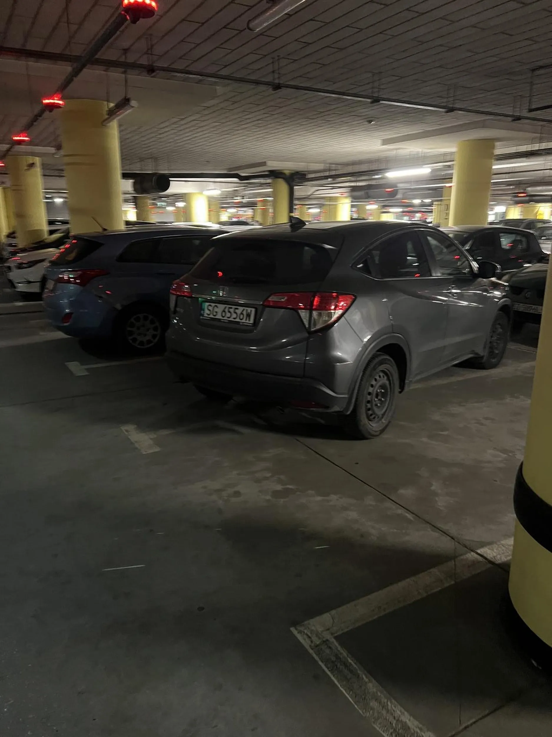 Ta osoba chyba nigdy nie parkuje normalnie, bo rzadko się zdarza, żeby ktoś miał tyle opinii!!!