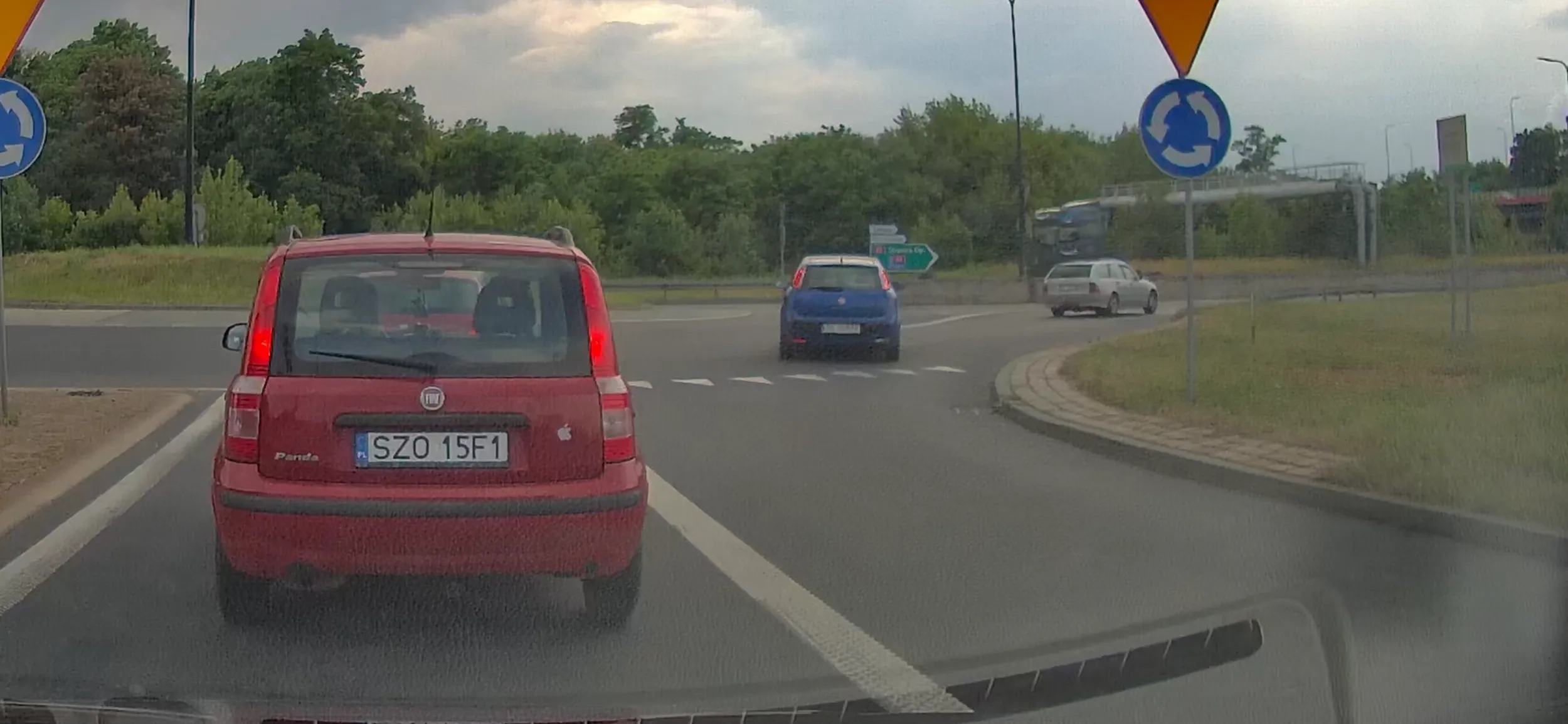 Z pasa do skrętu w prawo skręca na na rondzie w lewo. Żenada.