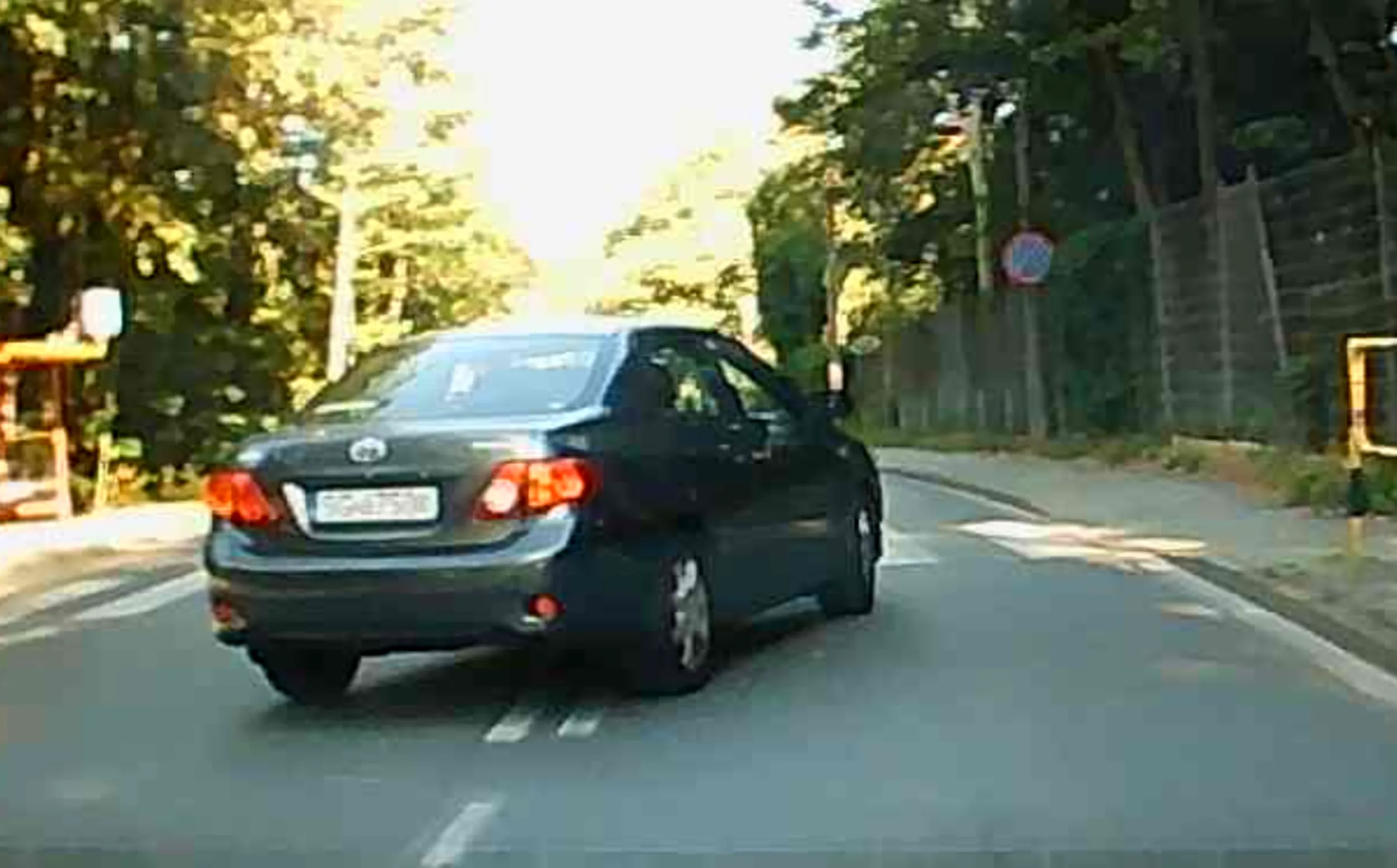 Wymuszenie pierwszeństwa. Nie wiem czy kierowca powinien mieć jeszcze prawko. Nawet nie zauważył że wymusił. Zachowanie na skrzyżowaniu również odbiega od norm.