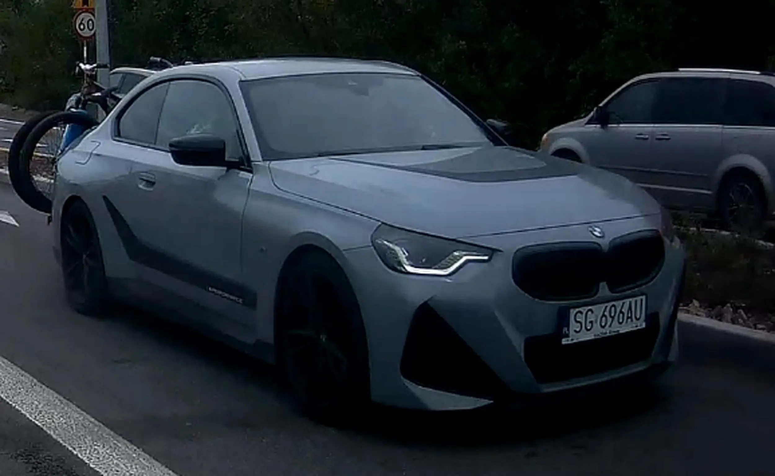 Wymusza pierwszeństwo, przejeżdża innym samochodom przed nosem zamiast poczekać na swoją kolejkę.