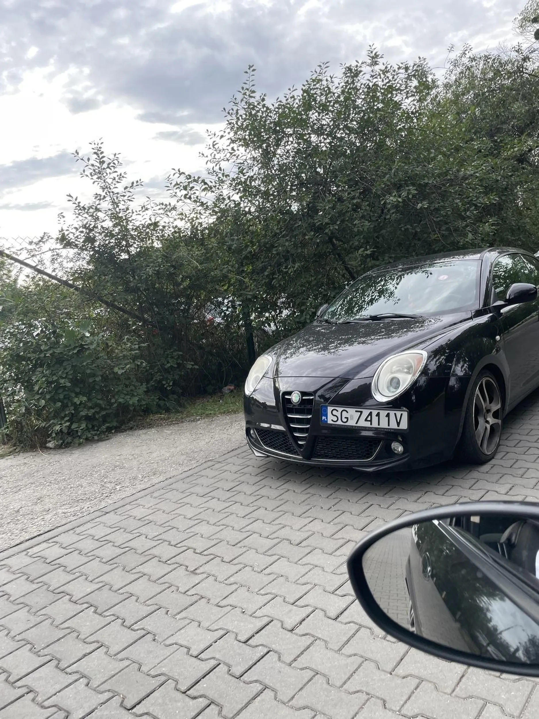 Stoi na drodze pozarowej ledwo co da sie wjechac na wjazd (NA DARMOWY PARKING) no bo po co wjechac na niego lepiej stac przed i utrudniac zycie innym szkoda ze straz pozarna nie jechala to moze by przy okazji auto staranowala