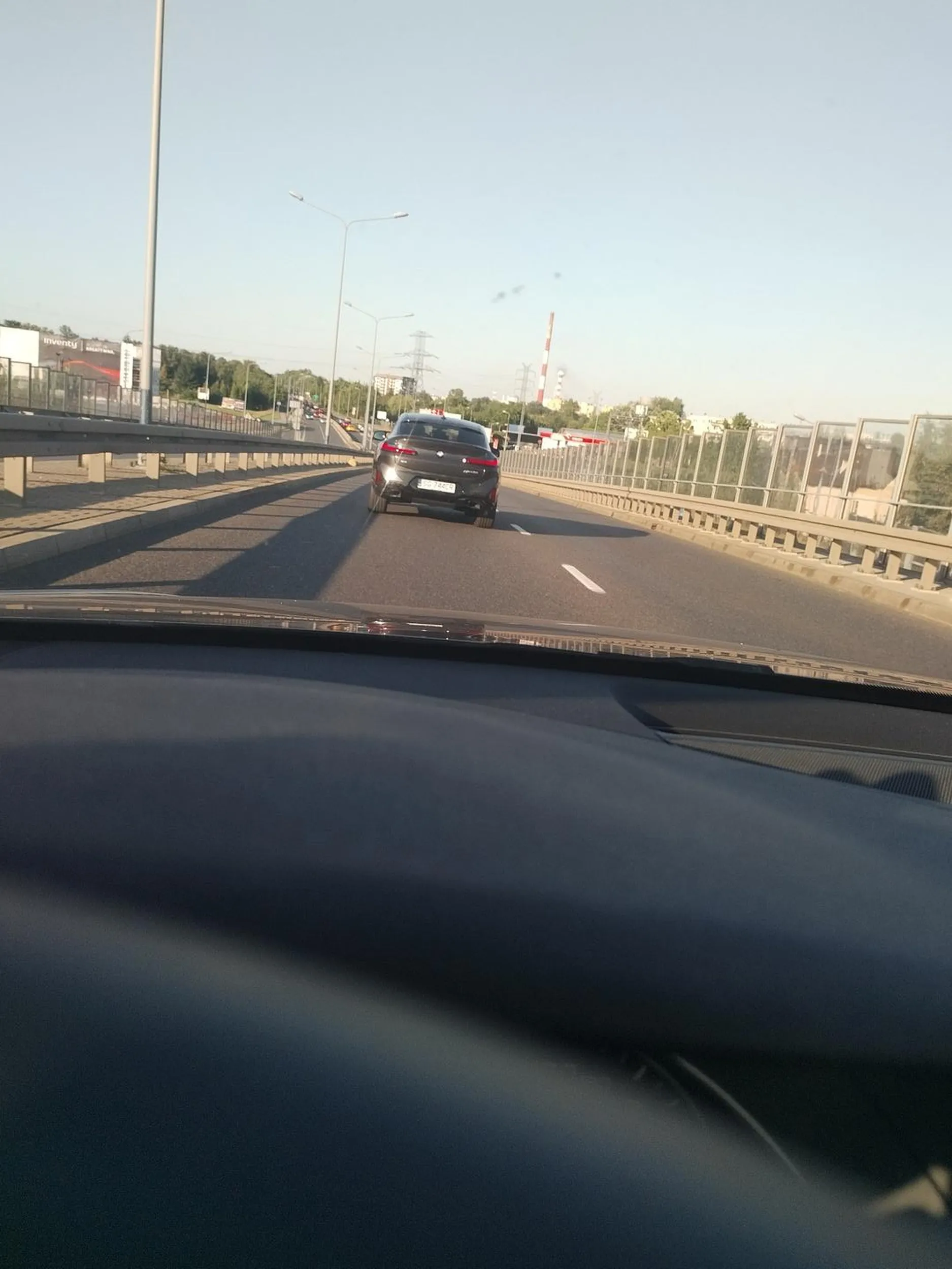 Wezże kup se mocniejsze auto. To może łuk przed "tandetą" w Krakowie pokonasz szybciej niż 45 km / h. Bo do jazdy non stop lewym pasem auto ma zapas mocy. Z e n a d a! Absolutny mistrz prostej!