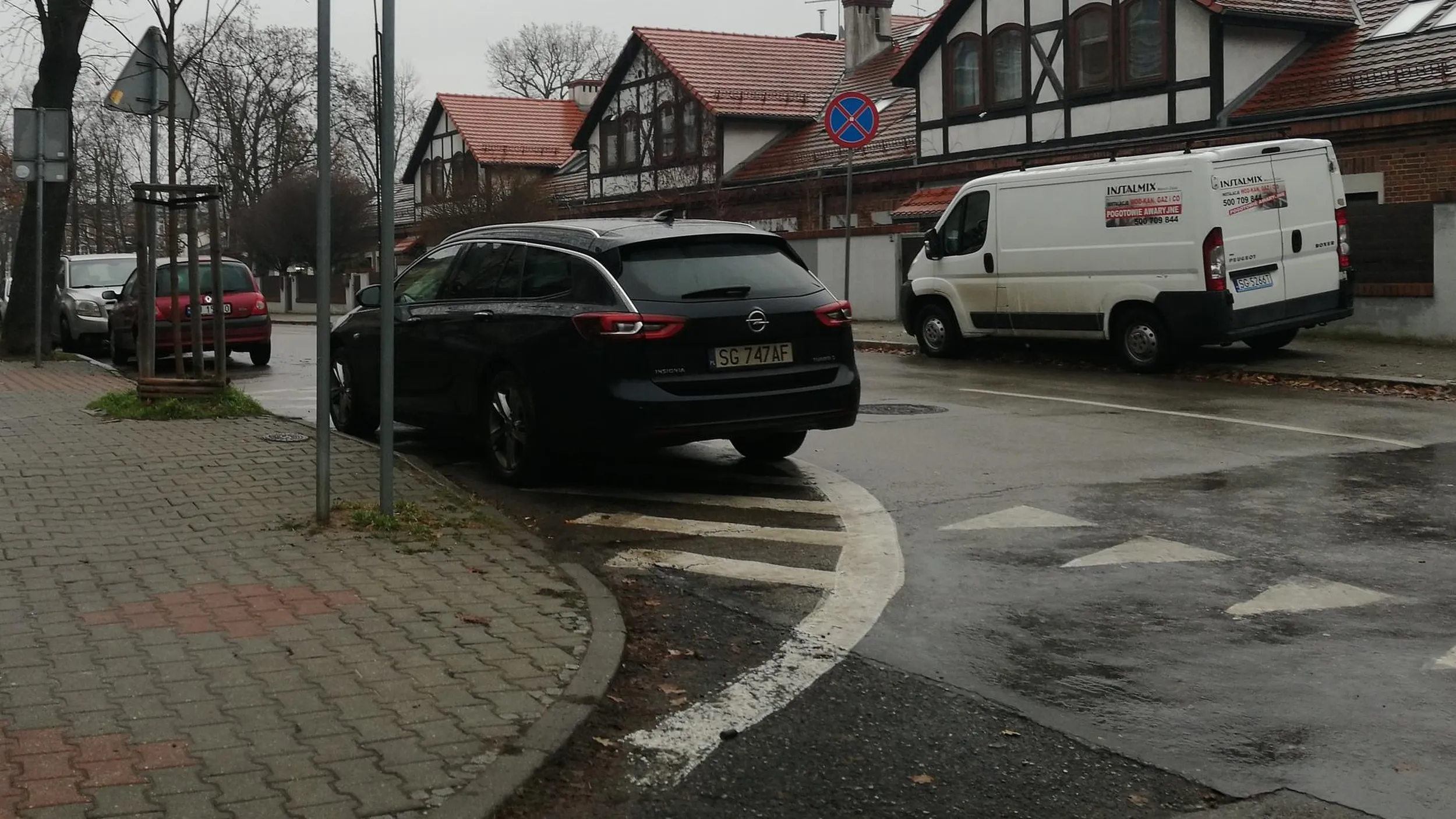 Menda parkuje na powierzchni wyłączonej z ruchu i w obrębie skrzyżowania. Ogranicza widoczność. Mam nadzieję, że mandacik wpadł :)