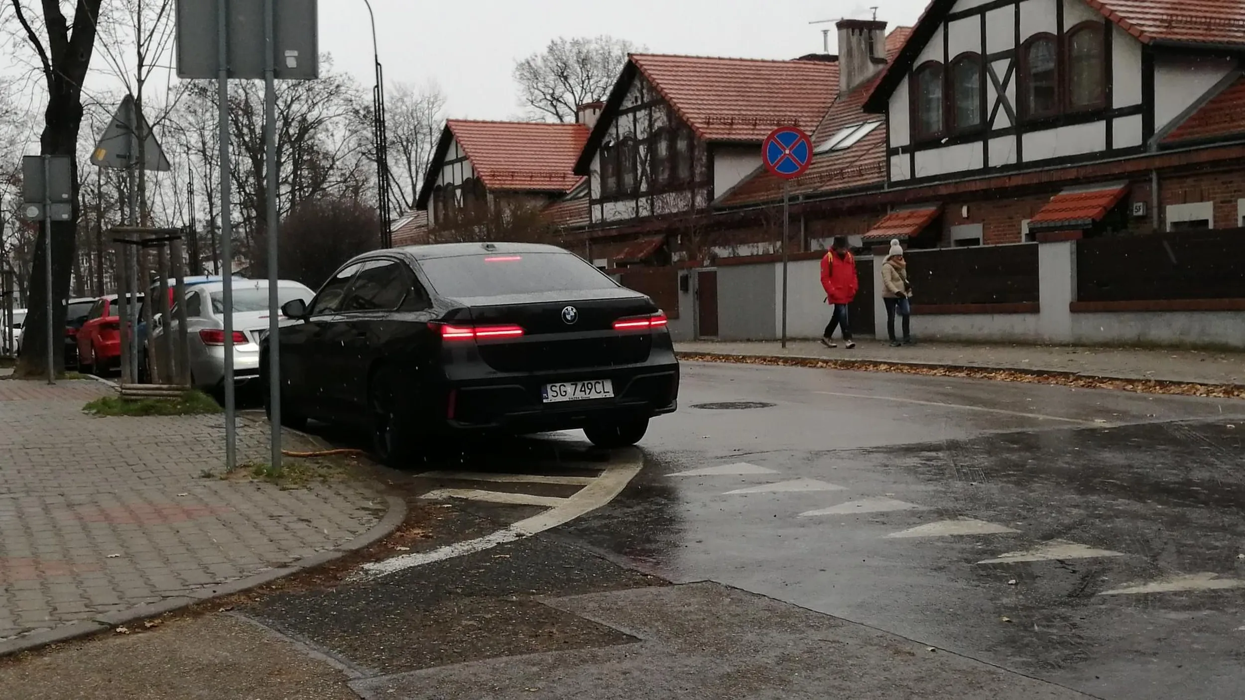 Menda parkuje na powierzchni wyłączonej z ruchu i w obrębie skrzyżowania. Zasłania widoczność.
