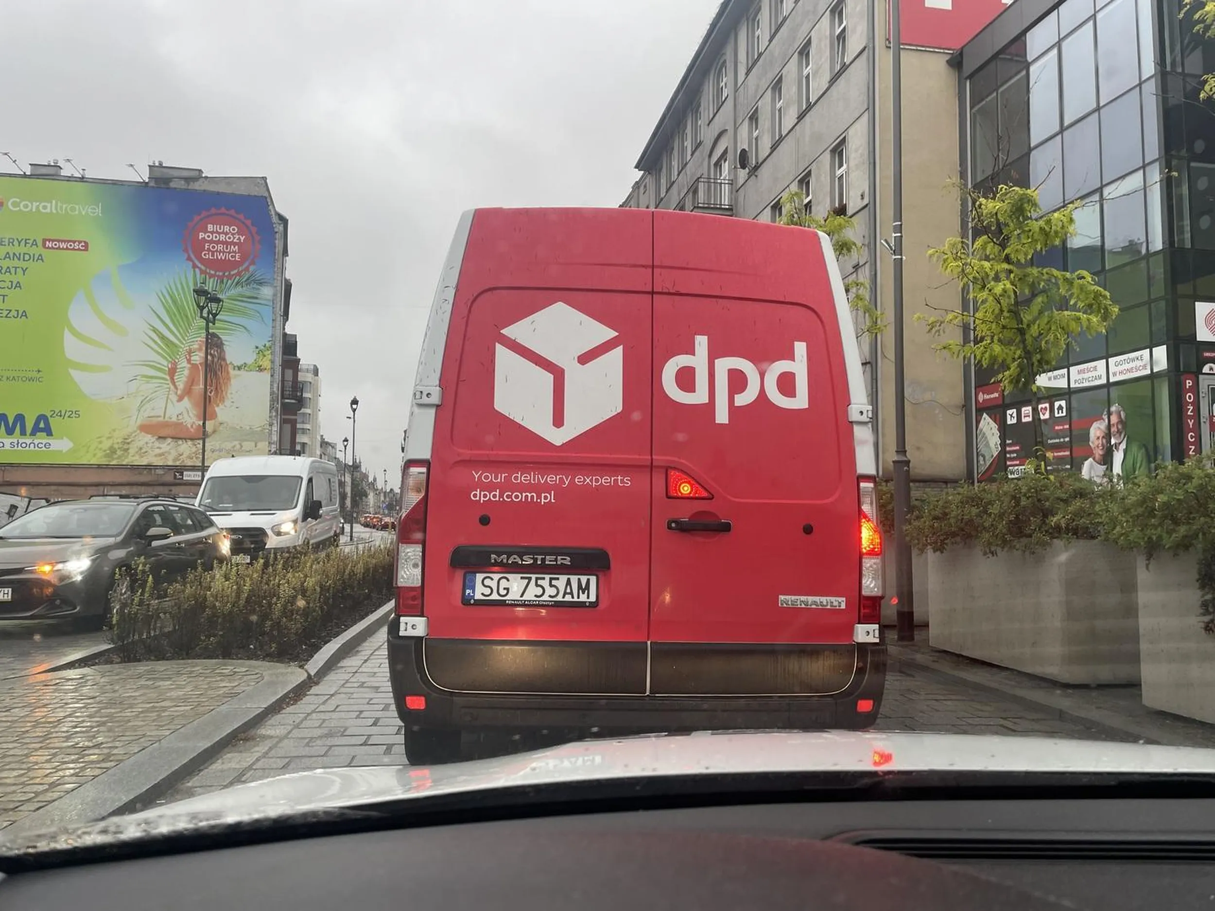 Kierowca wymusza pierwszeństwo, wciska się na czerwonym świetle przed sygnalizator przed innych kierowców.