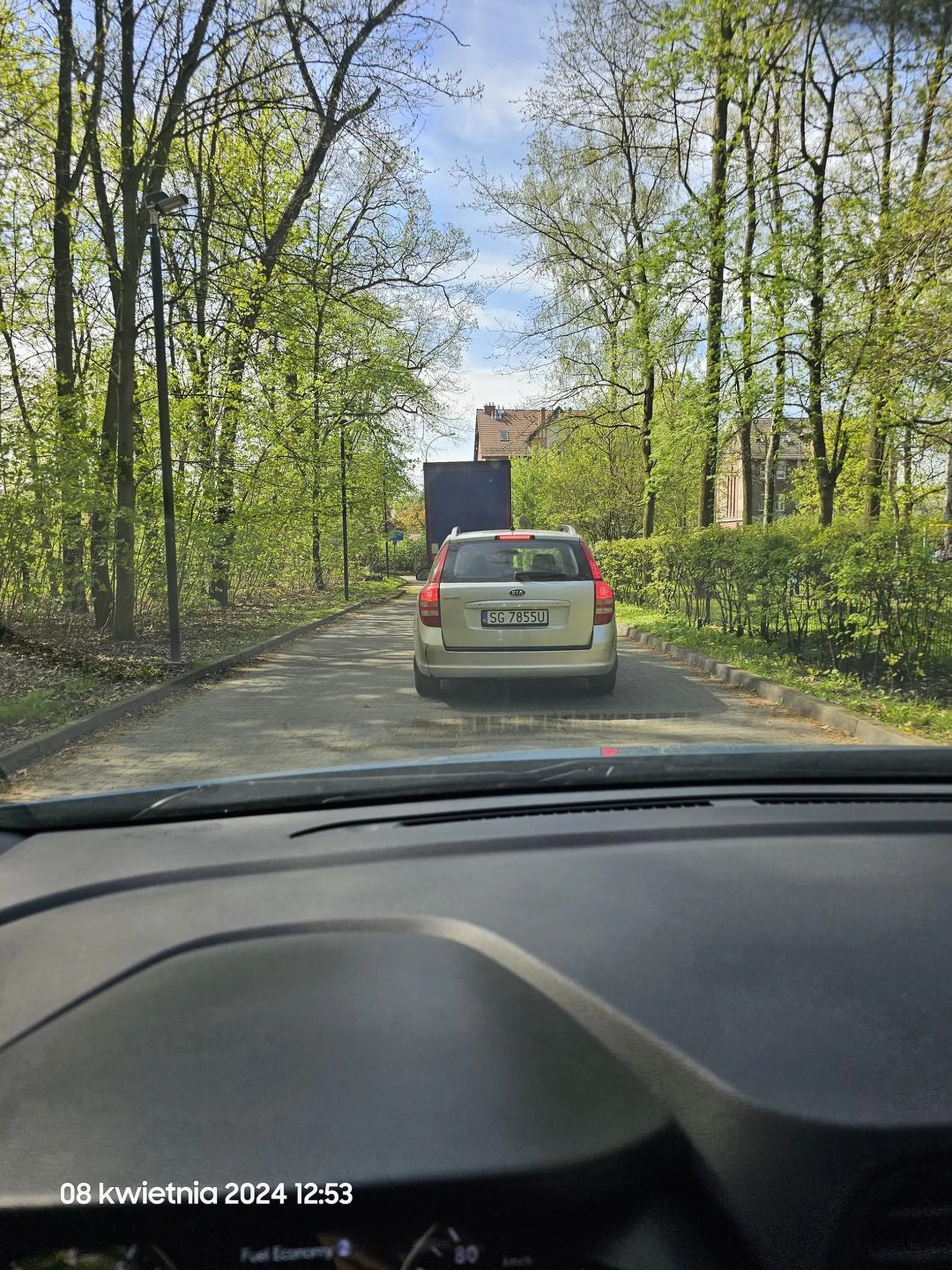 Facet wymusza pierwszeństo. Ok, zdarza się, nikt nie jest idealny. Ale zamiast przeprosic to jeszcze ostentacyjnie zwalnia by... założyc sobie okulary przeciwsłoneczne. Cham i prostak. Nienawidze tego typu kierowców - łamią przepisy, a potem specjalnie Cię spowlaniaja bo sa źli, ze wielce moznemu panu w starym gracie zwróciłeś uwagę. Masakra.