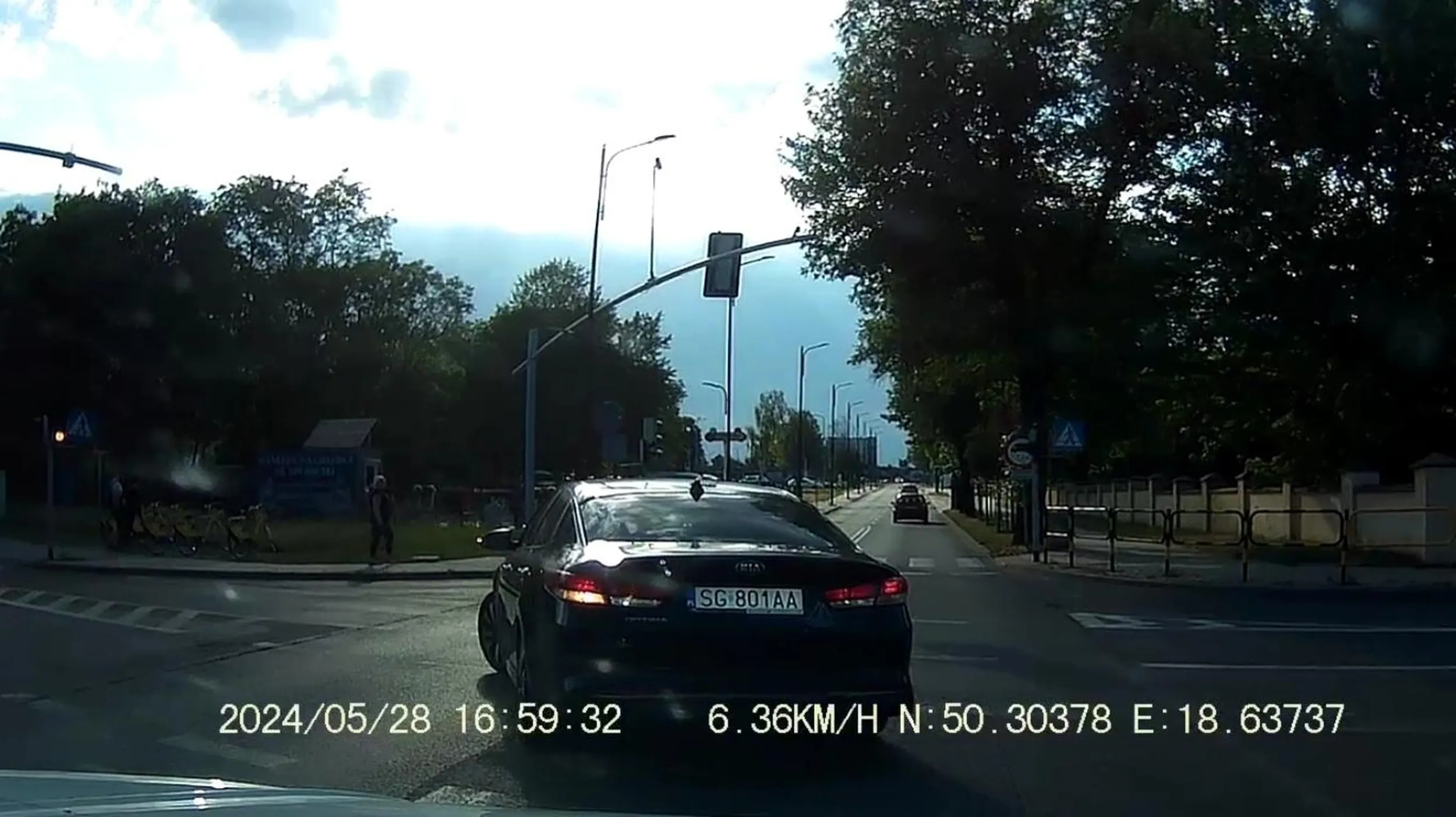 Jak widać dwa znaki z zakazem skrętu to za mało. Lepiej skręcać i blokować ruch.