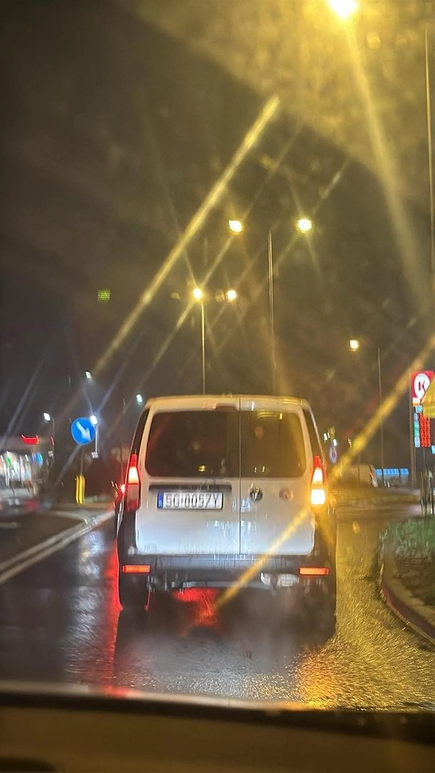 Wymuszanie z pasów (zebra) oddzielających jezdnię. Mógł spowodować wypadek przez swoje marne umiejętności na drodze. Nie Polecam tego dziada