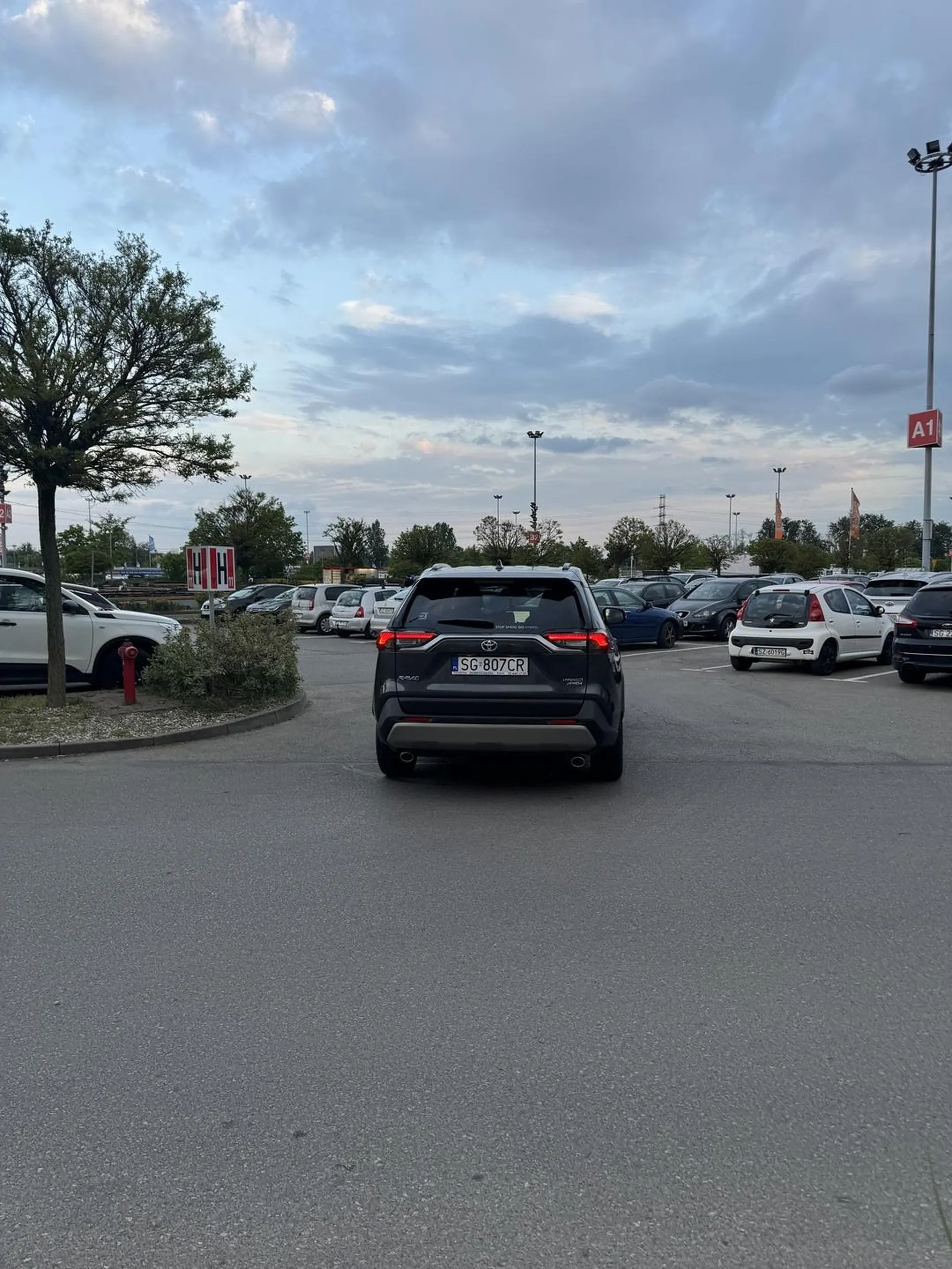 Zwyzywał mnie i prawie przejechał na parkingu w Zabrzu. Mam nadzieję że żona która siedziała obok szybko zostawi takiego ciula.