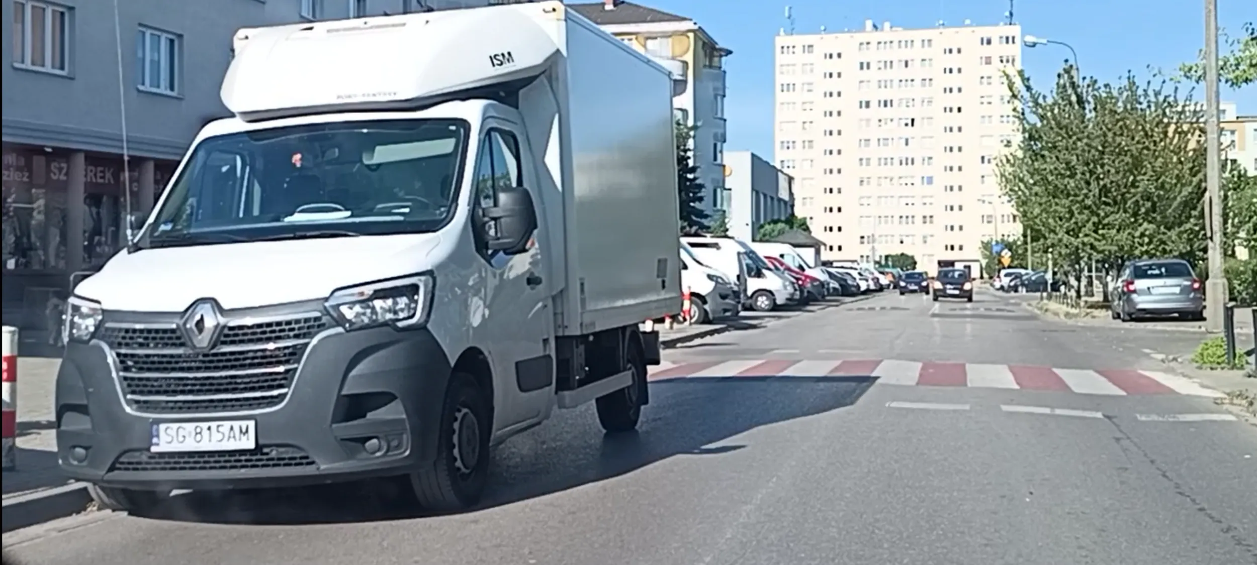 Ameba drogowa  stoi na ulicy  Wojciechowskiego w Warszawie w odl. 1m od przejścia dla pieszych którym dzieci chodzą do szkoły. Kiedyś przez amebę dojdzie tutaj do tragedii i wypadku śmiertelnego.