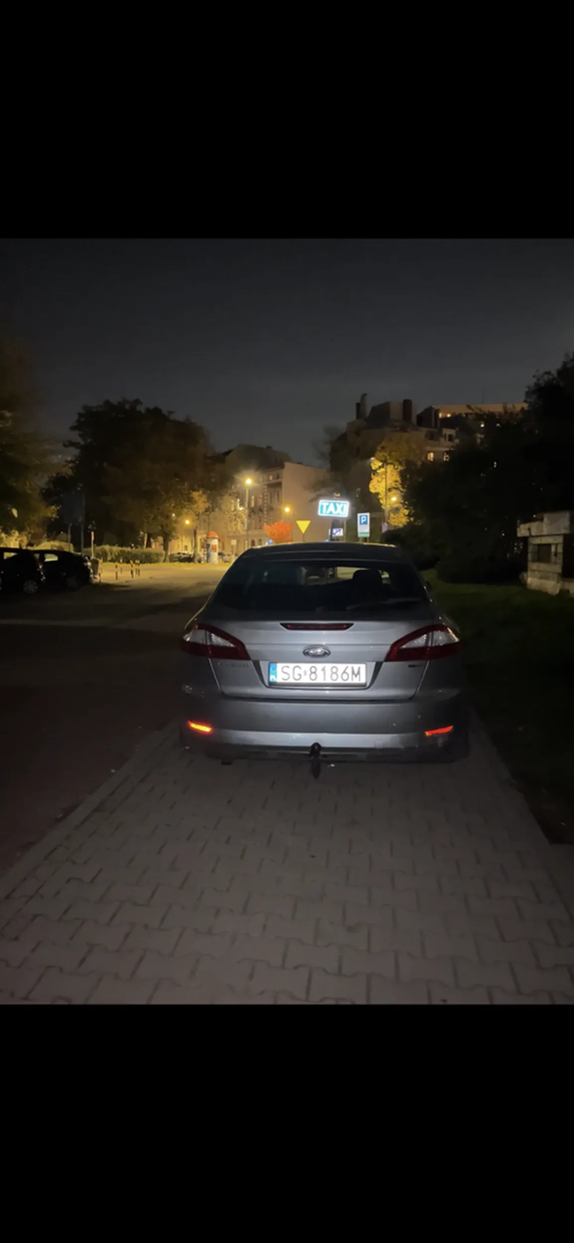 Burak stoi na samym środku chodnika i zgrywa chojraka