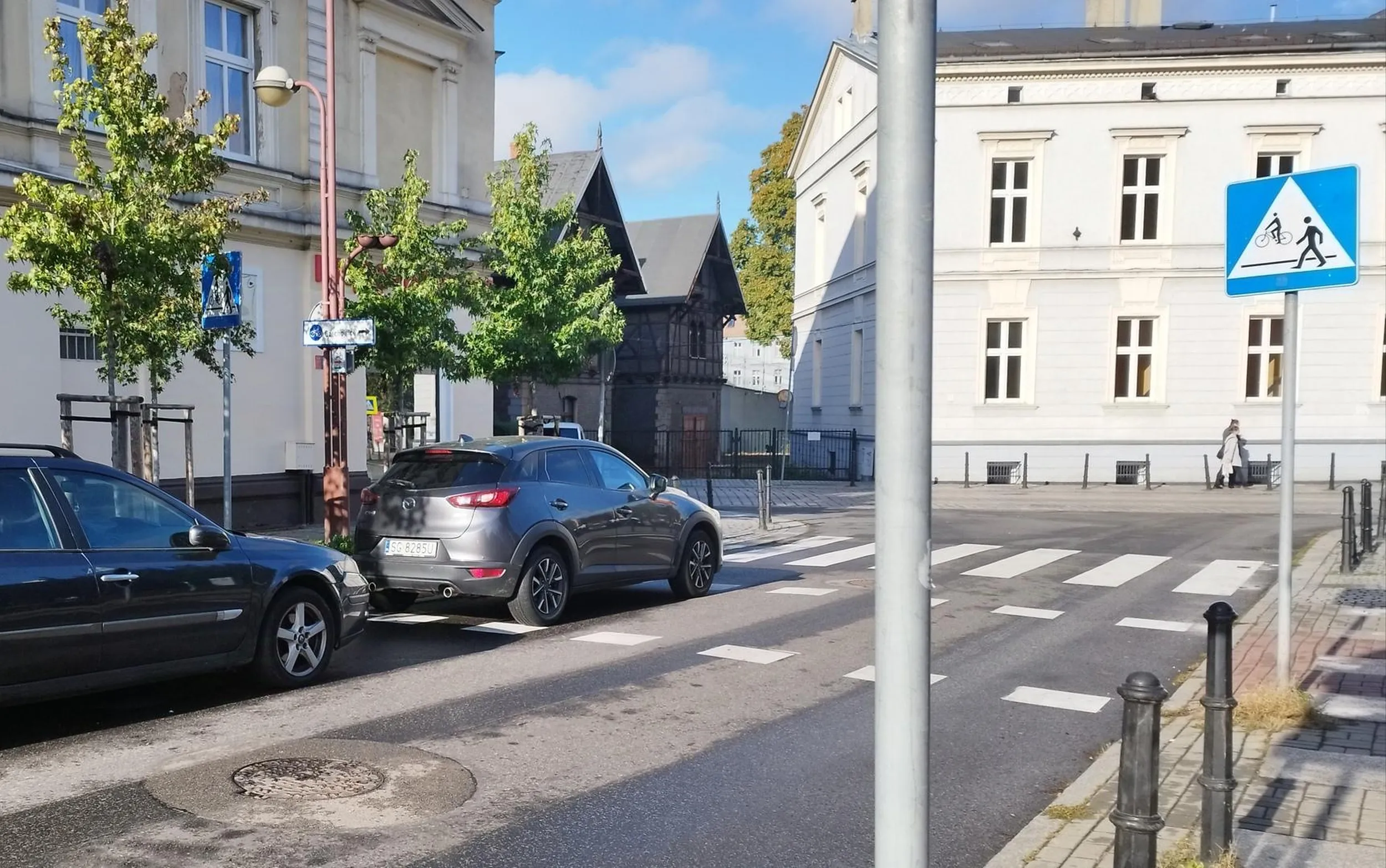 Gliwice, Al. Korfantego. Durne babsko parkuje na przejeździe rowerowym.