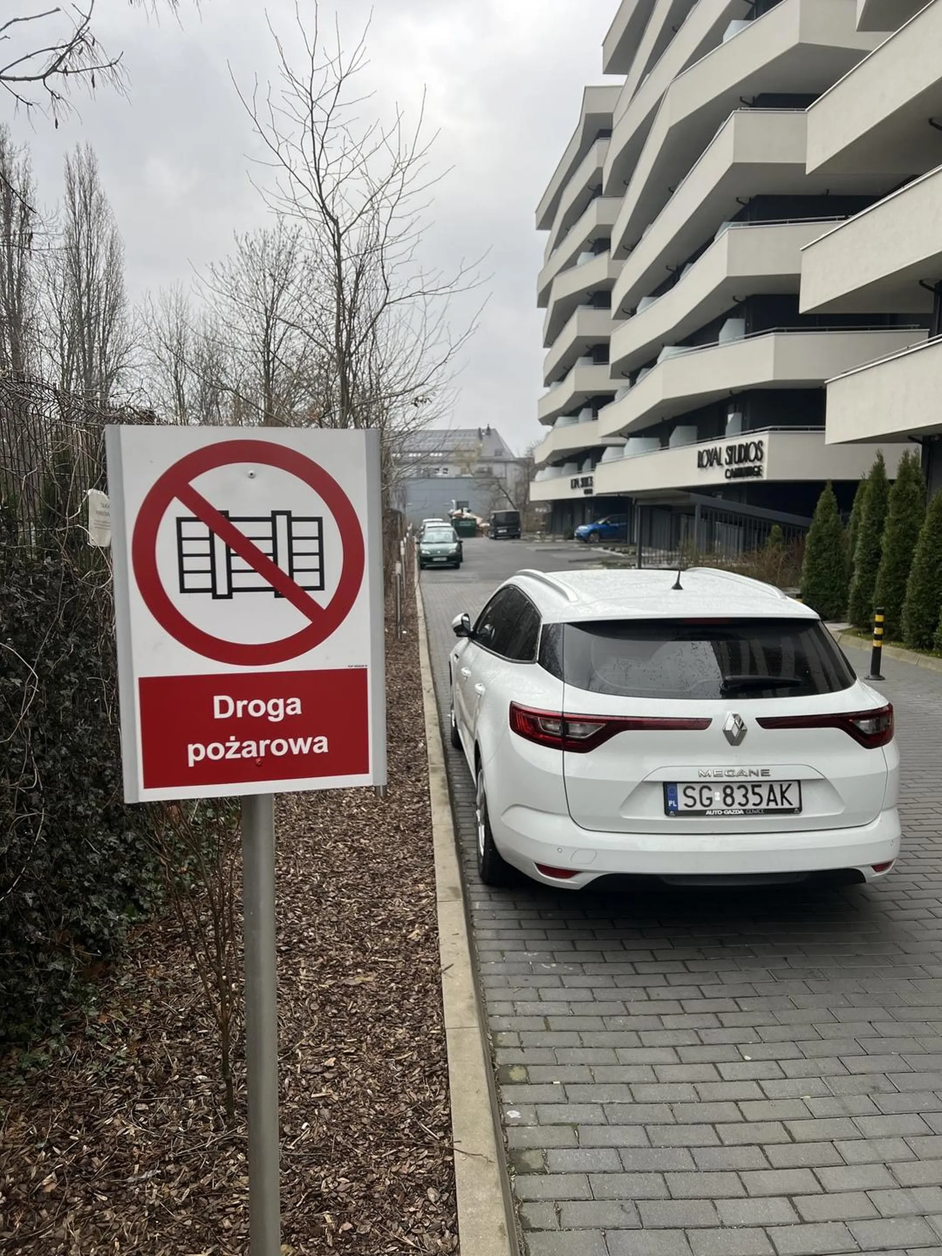Ja wiem, ciężko zrozumieć zakaz parkowania na drodze pożarowej