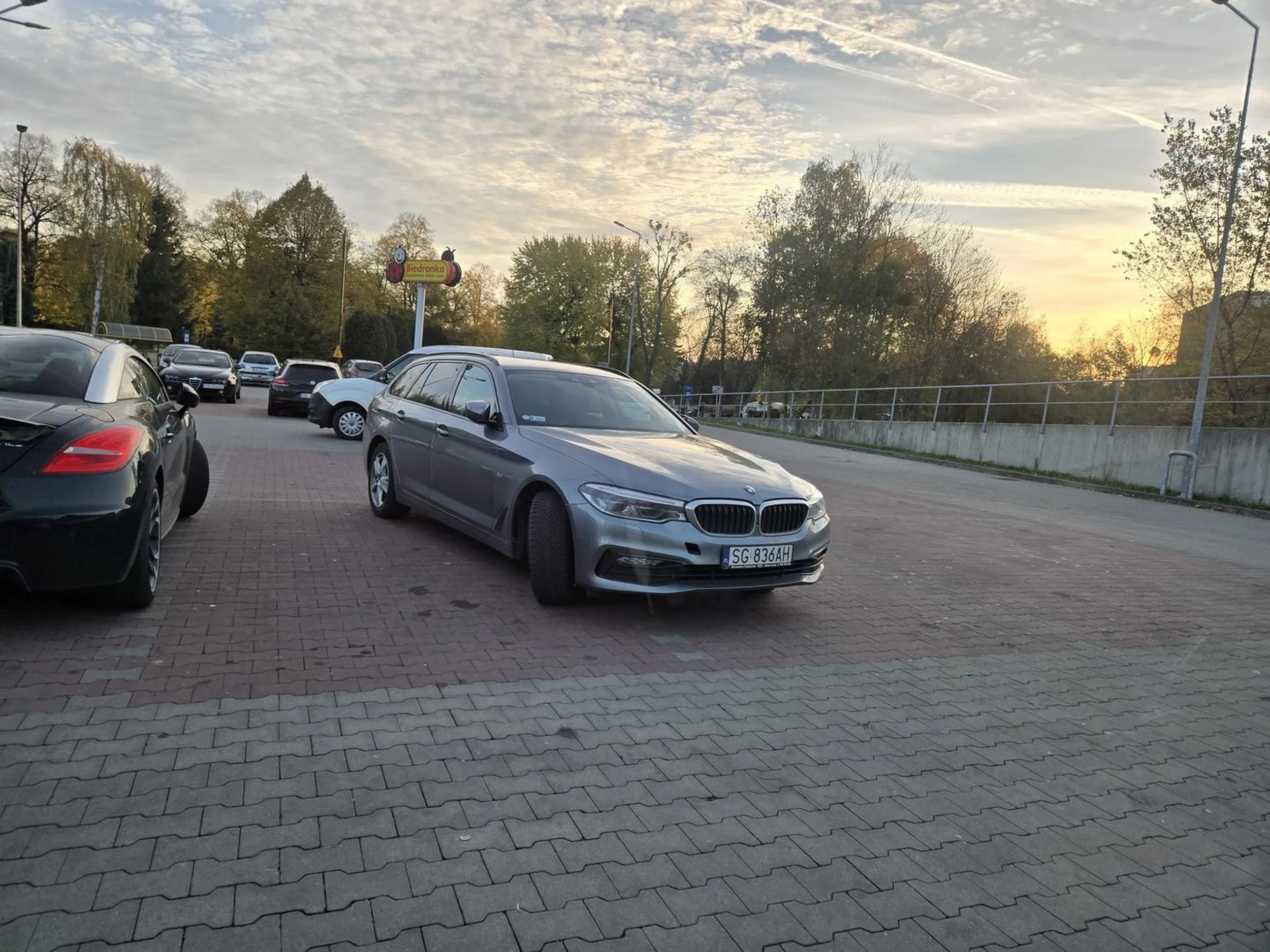 Troglodyta parkując zamiast zająć jedno miejsce, zajął cztery.